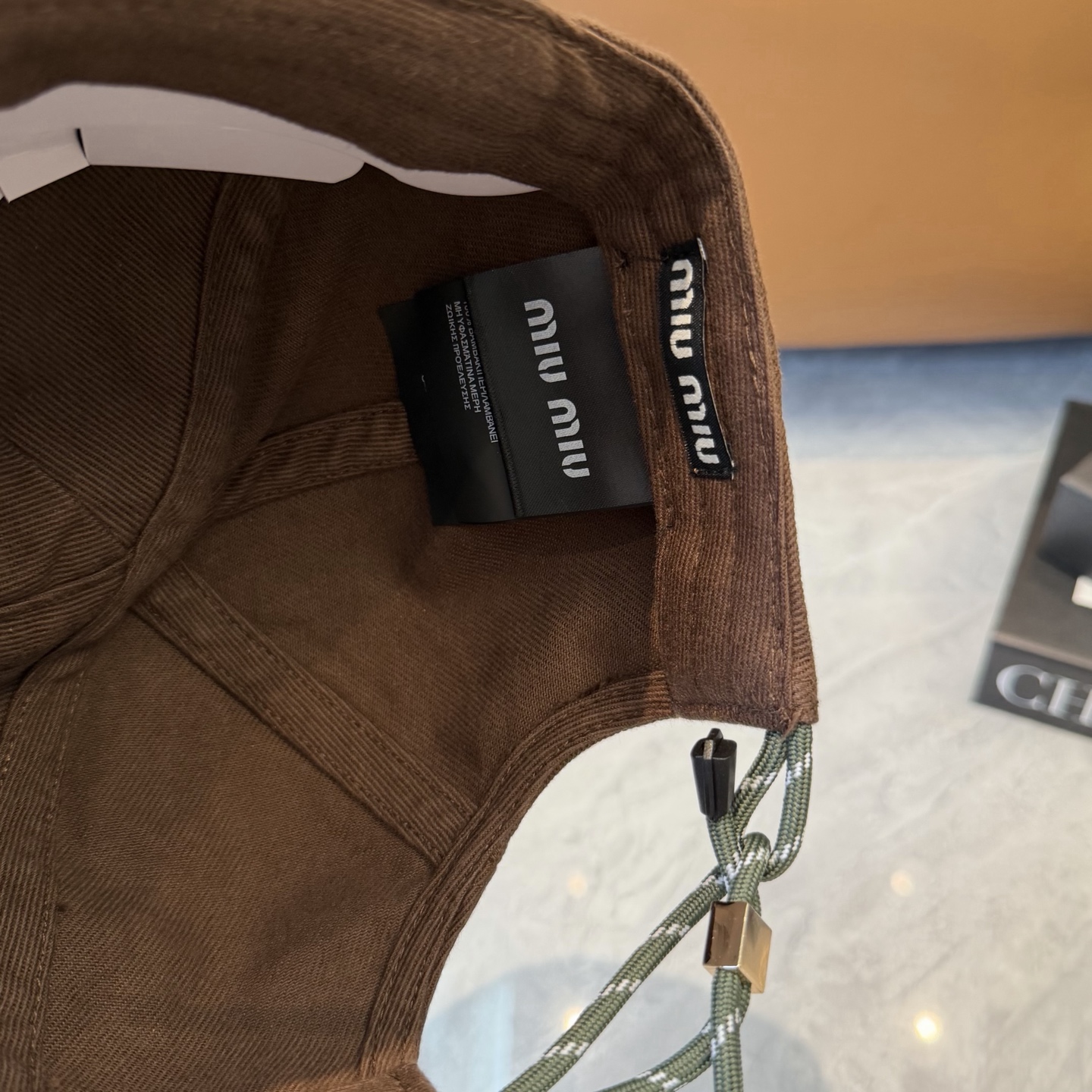 。MiuMiu缪缪帽子合集｜高版本多巴胺“彩色抽绳”经典的字母标低调又有辨识度，最绝的是彩色抽绳设计！红