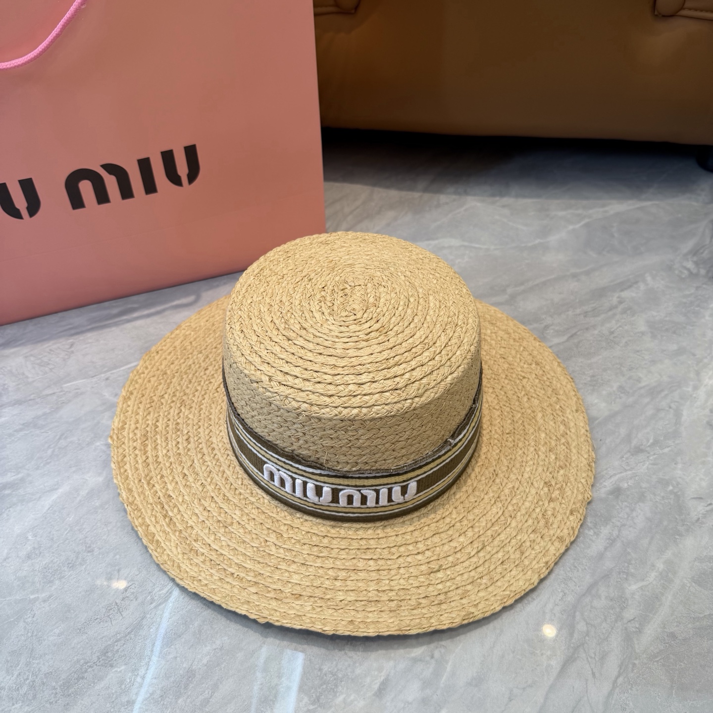 miumiu新款草帽 ！天然草编材质🍃 手工编织的细腻纹理，自带自然温度，透气不闷头，哪怕炎夏戴一整天，