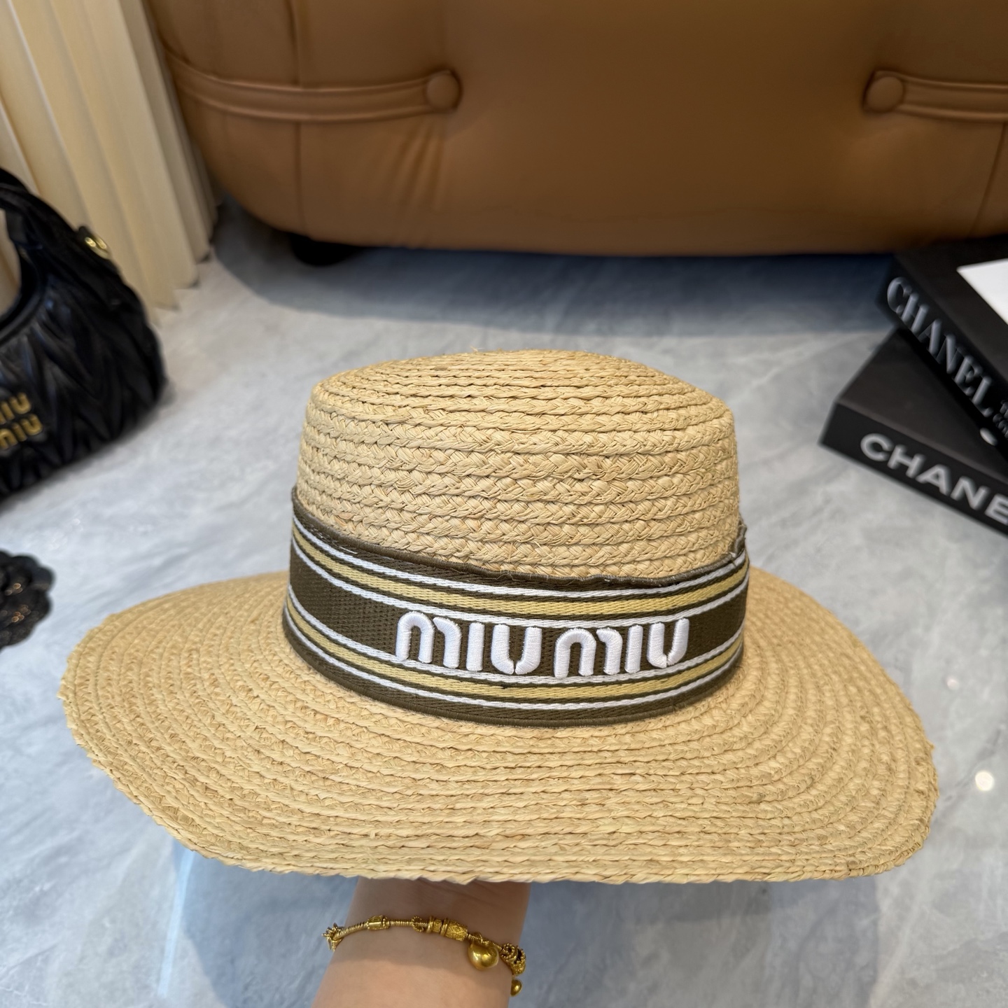 miumiu新款草帽 ！天然草编材质🍃 手工编织的细腻纹理，自带自然温度，透气不闷头，哪怕炎夏戴一整天，