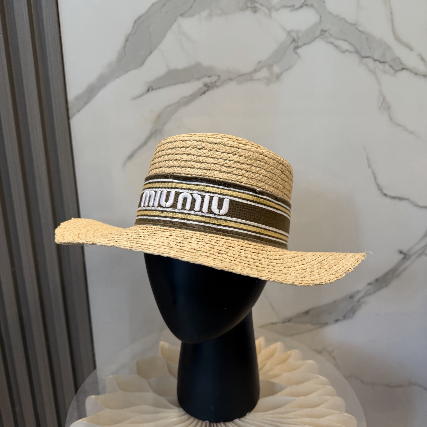 miumiu新款草帽 ！天然草编材质🍃 手工编织的细腻纹理，自带自然温度，透气不闷头，哪怕炎夏戴一整天，