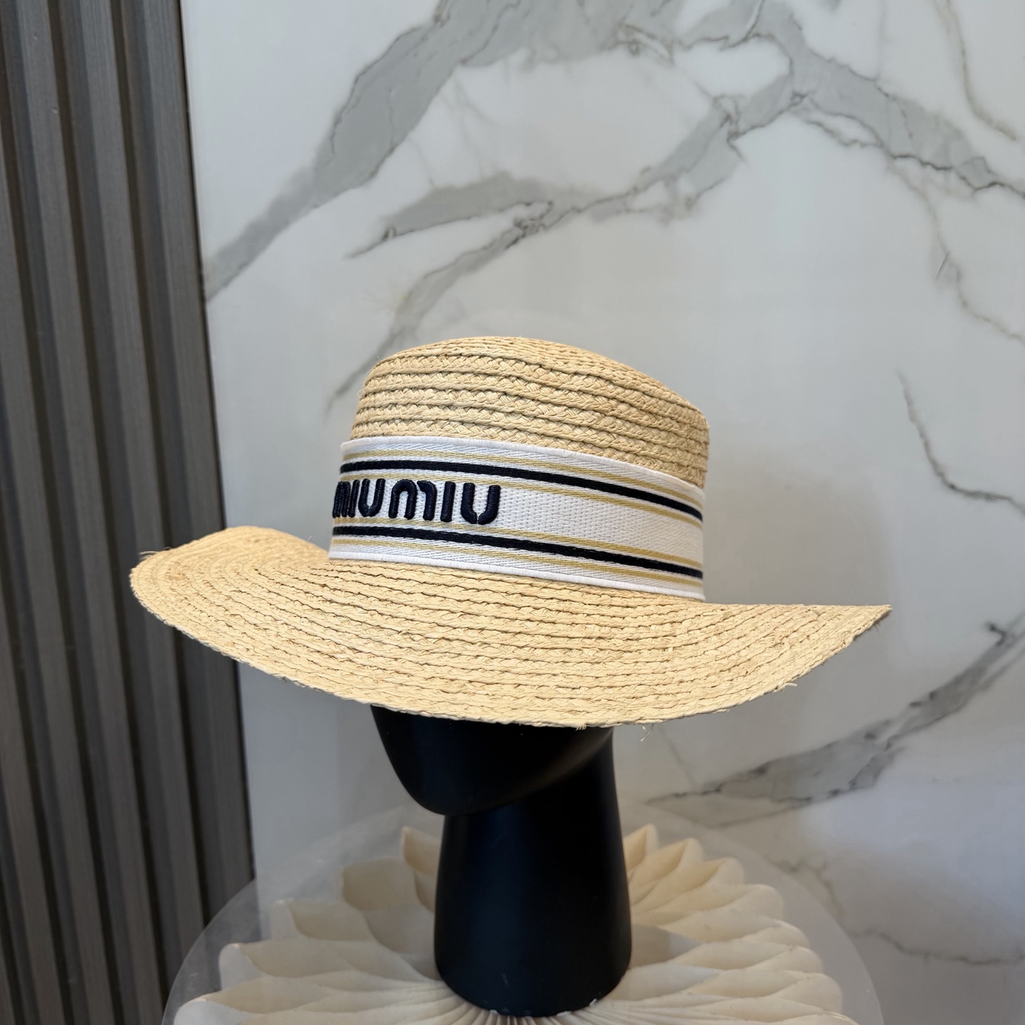 miumiu新款草帽 ！天然草编材质🍃 手工编织的细腻纹理，自带自然温度，透气不闷头，哪怕炎夏戴一整天，