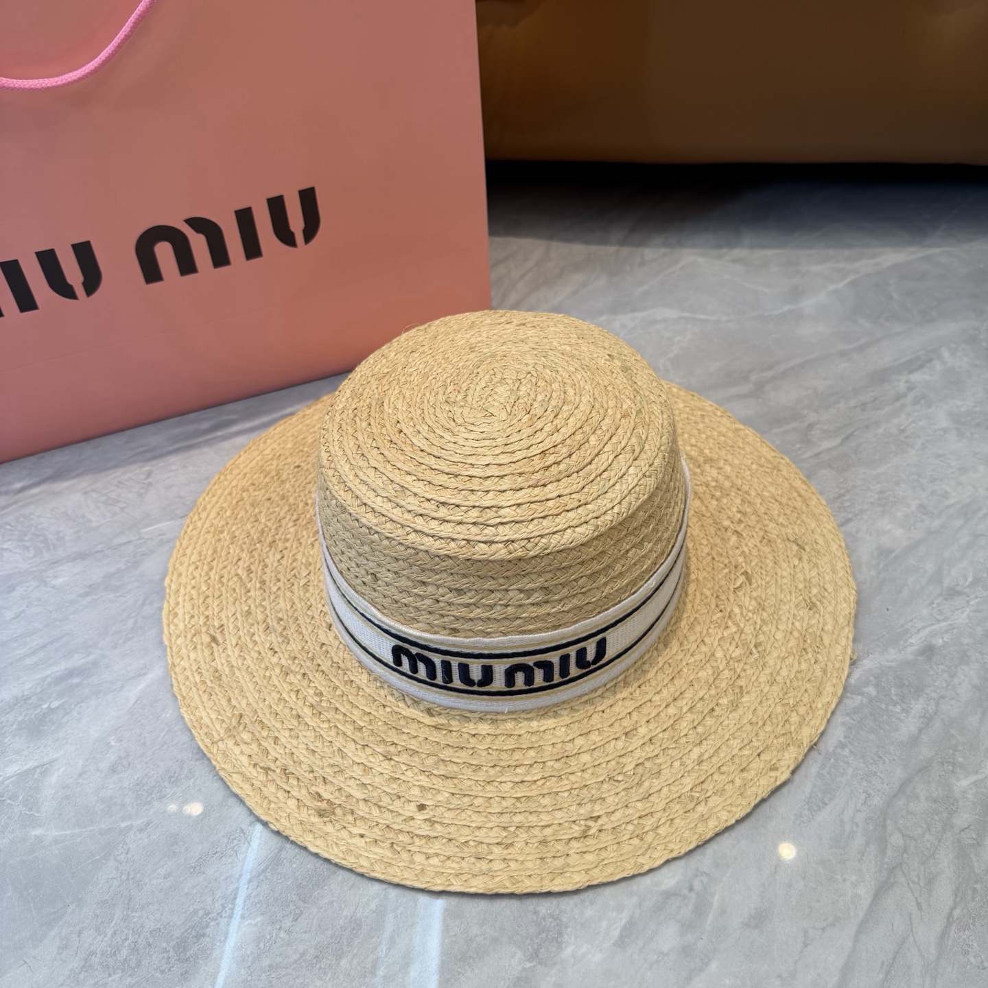 miumiu新款草帽 ！天然草编材质🍃 手工编织的细腻纹理，自带自然温度，透气不闷头，哪怕炎夏戴一整天，