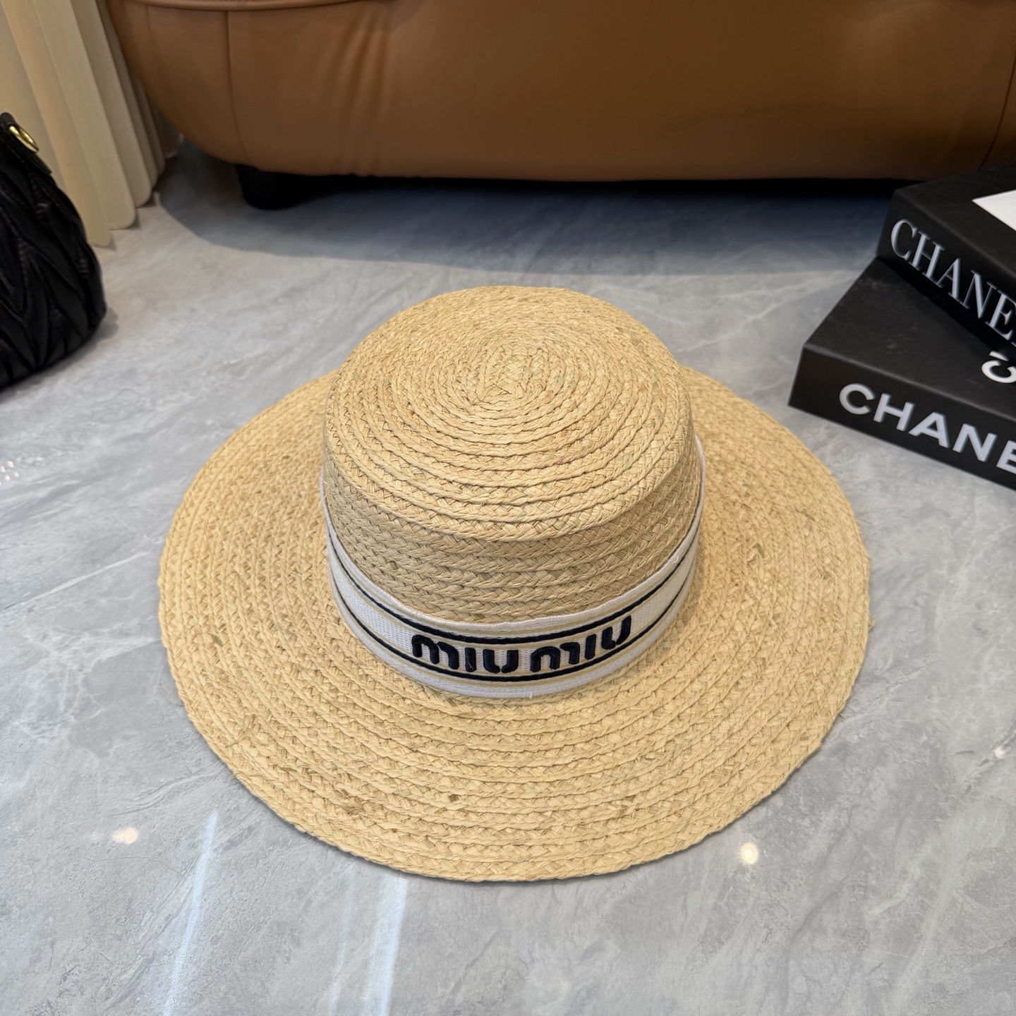 miumiu新款草帽 ！天然草编材质🍃 手工编织的细腻纹理，自带自然温度，透气不闷头，哪怕炎夏戴一整天，