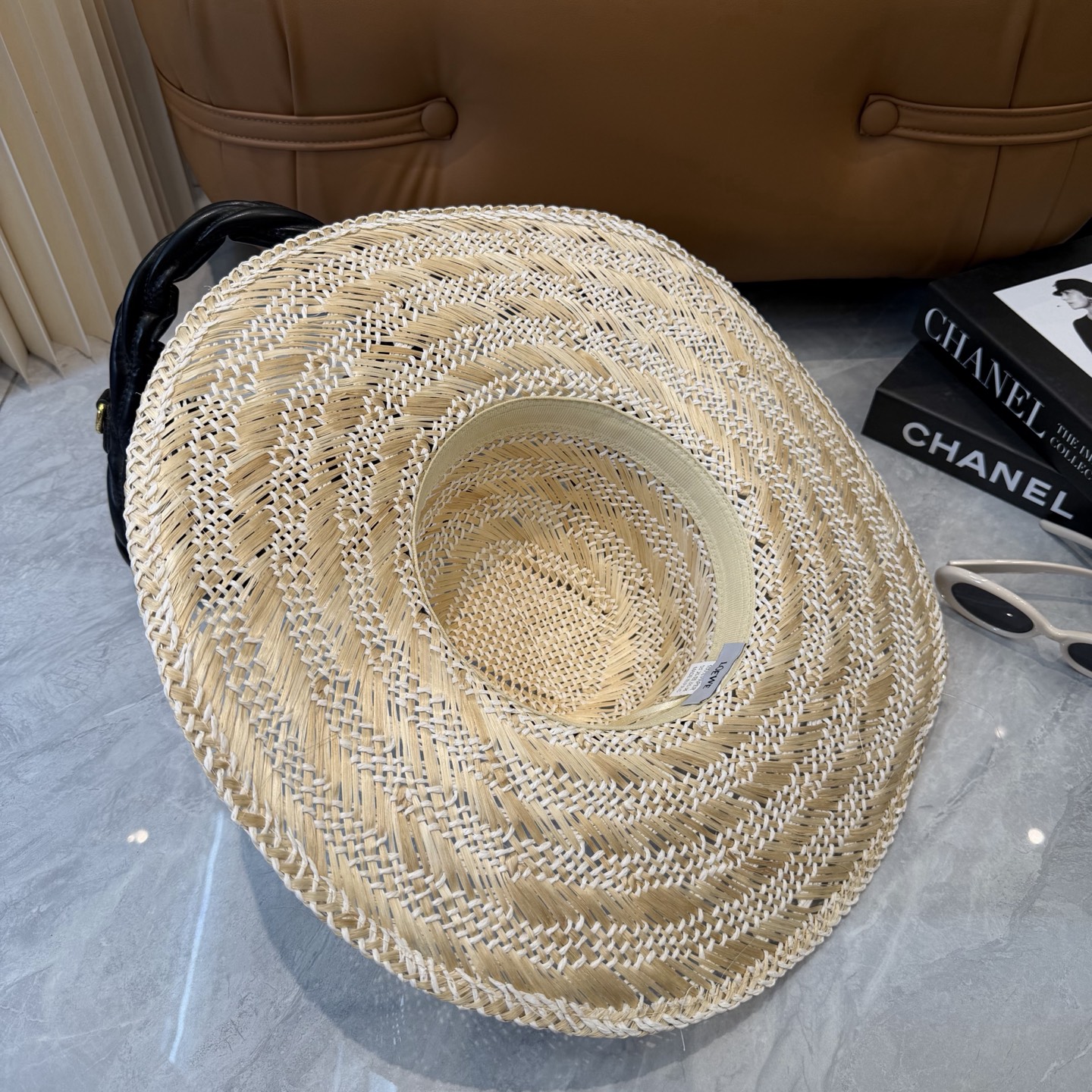 Loewe/罗意威 春夏日休闲草帽 度假logo 进口顶级拉菲编织草帽子。 牛皮皮革标志性logo设计 
