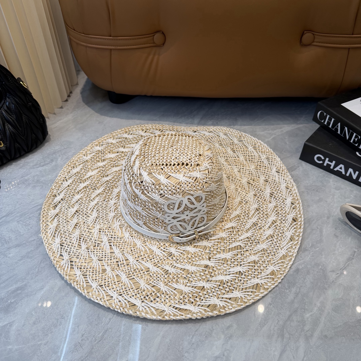 Loewe/罗意威 春夏日休闲草帽 度假logo 进口顶级拉菲编织草帽子。 牛皮皮革标志性logo设计 