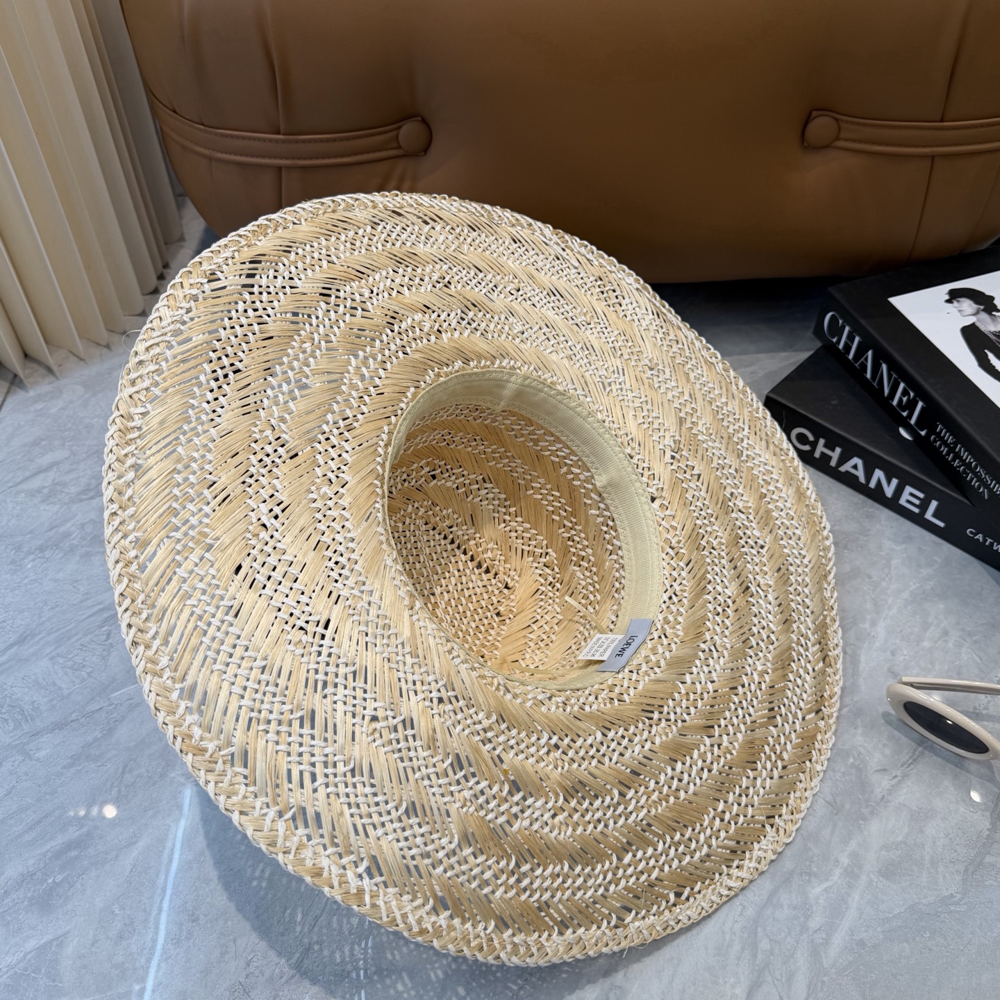 Loewe/罗意威 春夏日休闲草帽 度假logo 进口顶级拉菲编织草帽子。 牛皮皮革标志性logo设计 