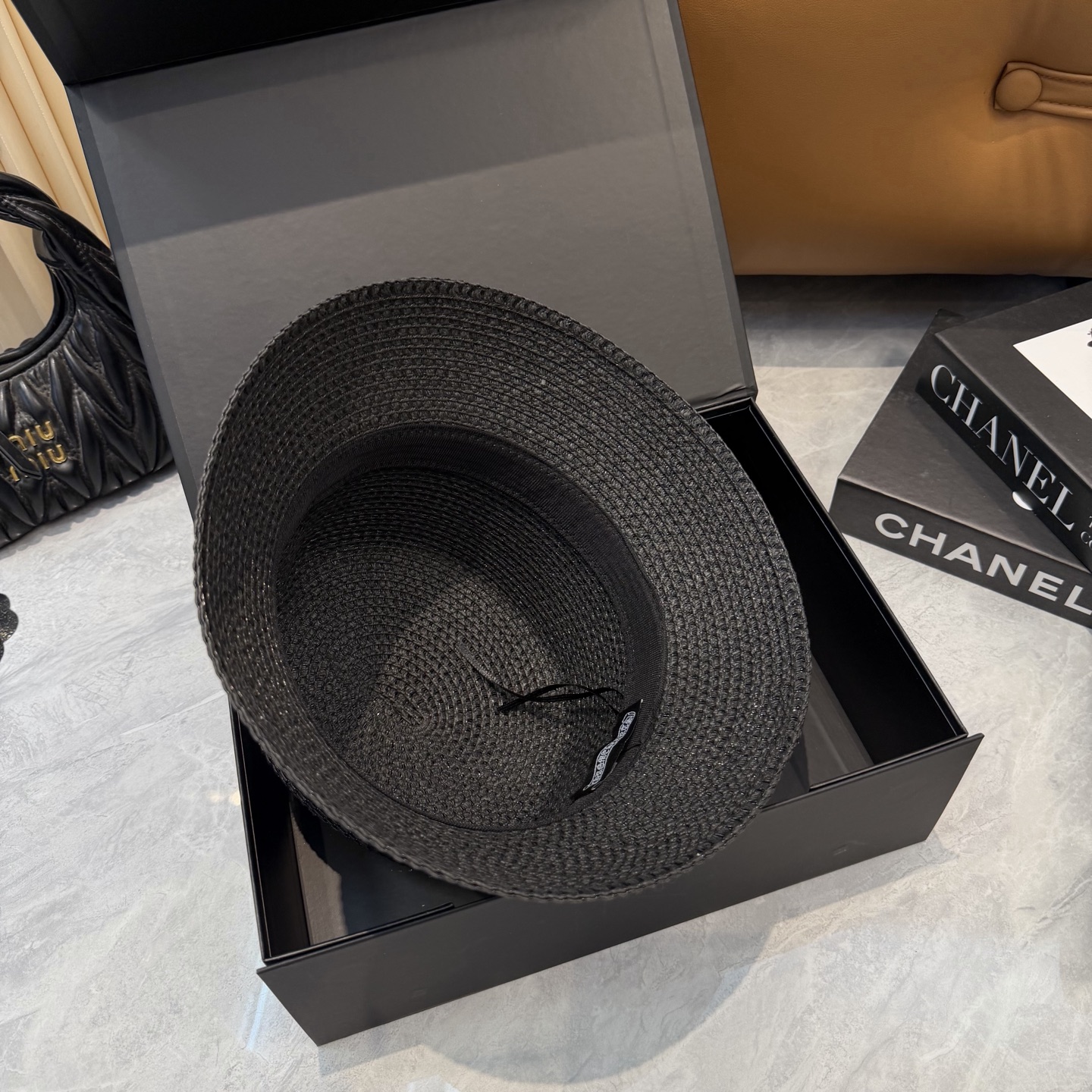 克罗心 夏季沙滩草帽🔳夏天必备款🟡沙滩露营拍照氛围感足足的~很有设计感一款草帽📸超级出片~出货不易 趁着
