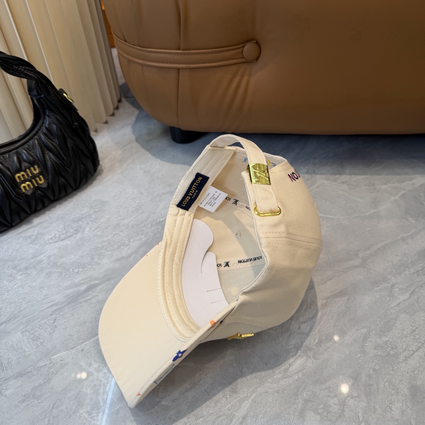 Louis Vuitton 高版 ，刺绣字母棒球帽，非常 的 ，流行的 美，四季可用，出门 ，非常显脸小