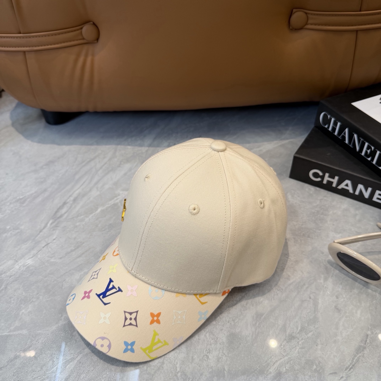 Louis Vuitton 高版 ，刺绣字母棒球帽，非常 的 ，流行的 美，四季可用，出门 ，非常显脸小