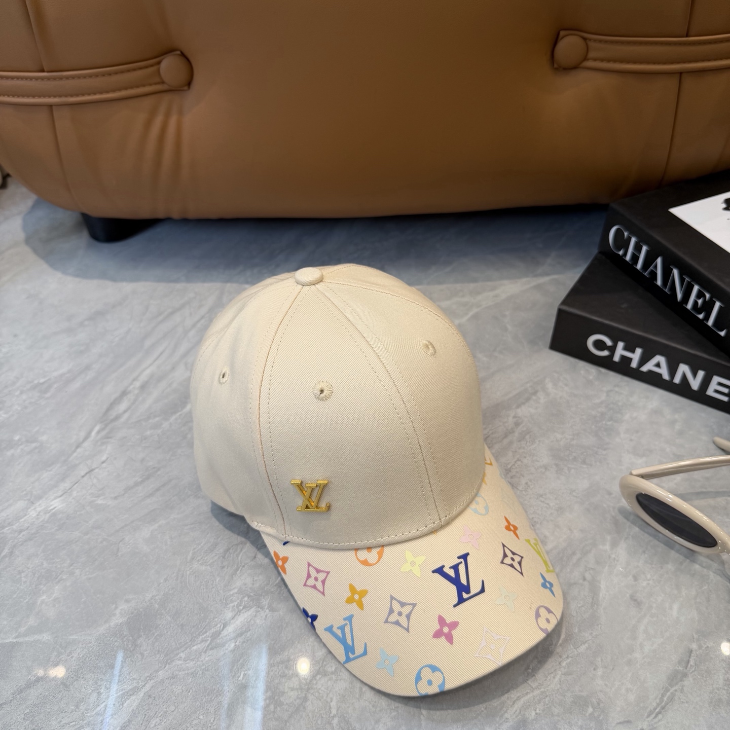 Louis Vuitton 高版 ，刺绣字母棒球帽，非常 的 ，流行的 美，四季可用，出门 ，非常显脸小