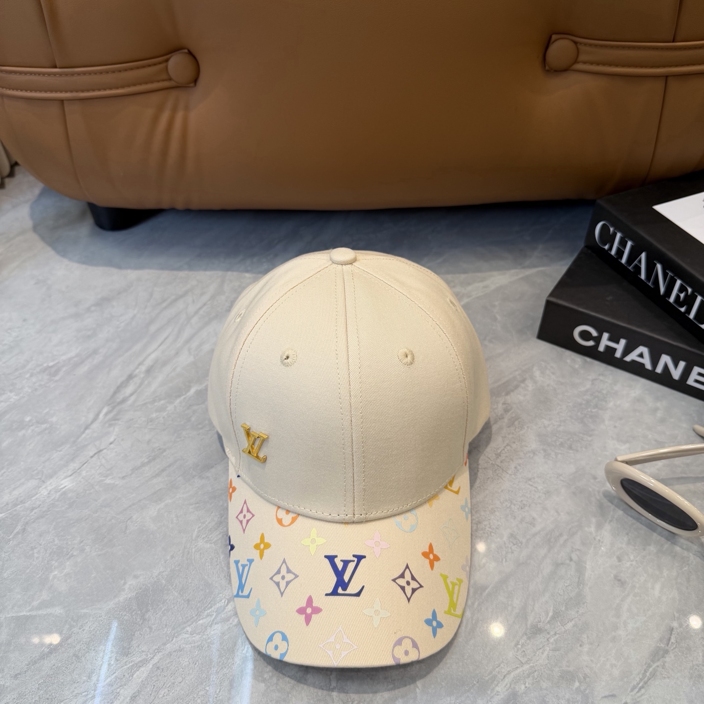 Louis Vuitton 高版 ，刺绣字母棒球帽，非常 的 ，流行的 美，四季可用，出门 ，非常显脸小