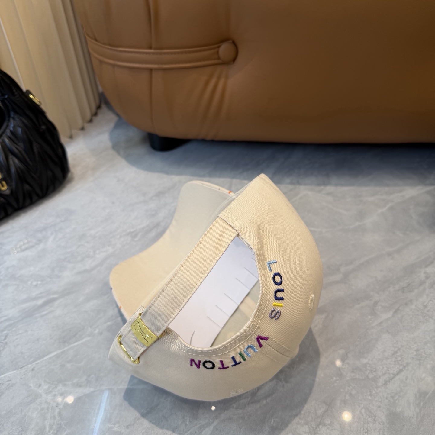 Louis Vuitton 高版 ，刺绣字母棒球帽，非常 的 ，流行的 美，四季可用，出门 ，非常显脸小