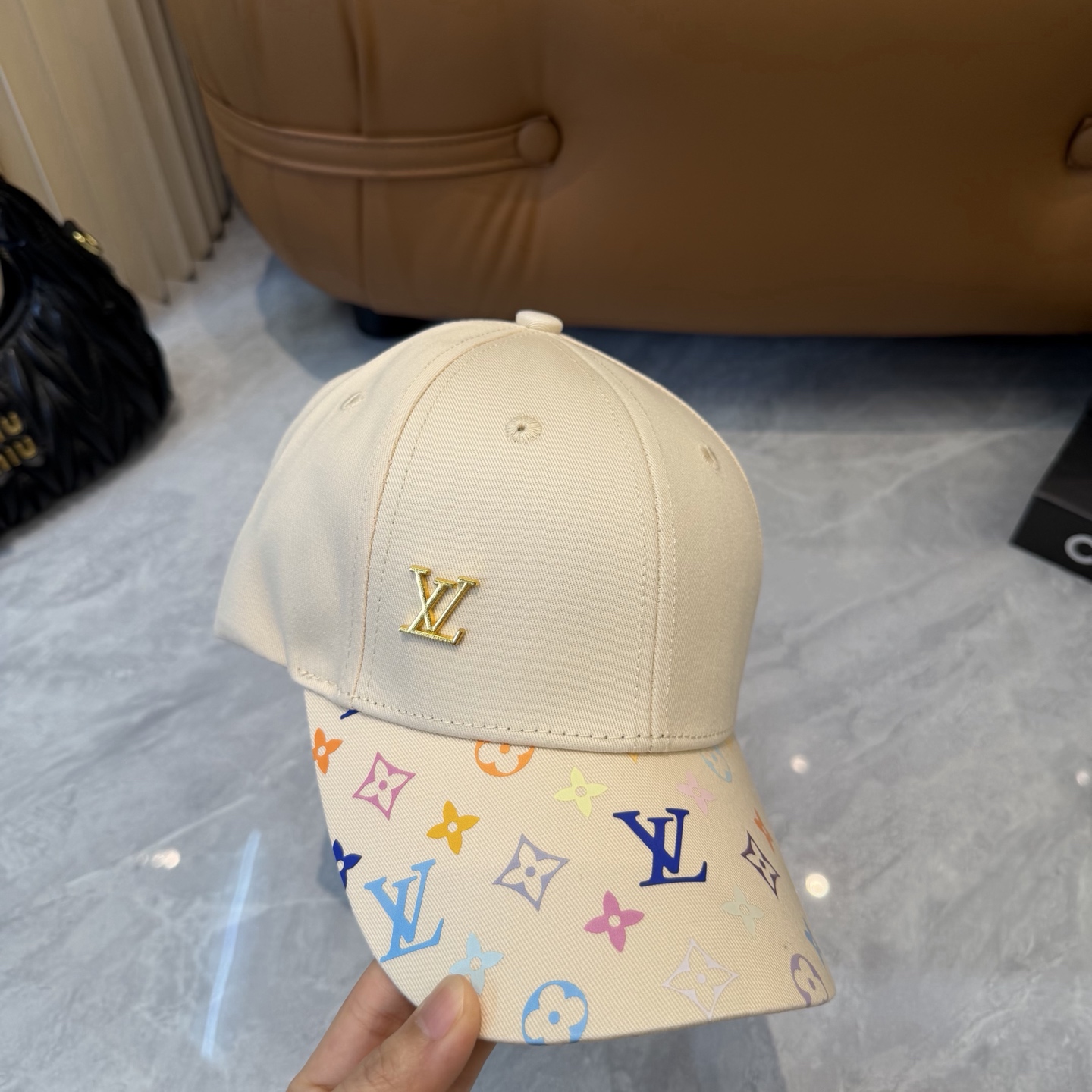 Louis Vuitton 高版 ，刺绣字母棒球帽，非常 的 ，流行的 美，四季可用，出门 ，非常显脸小
