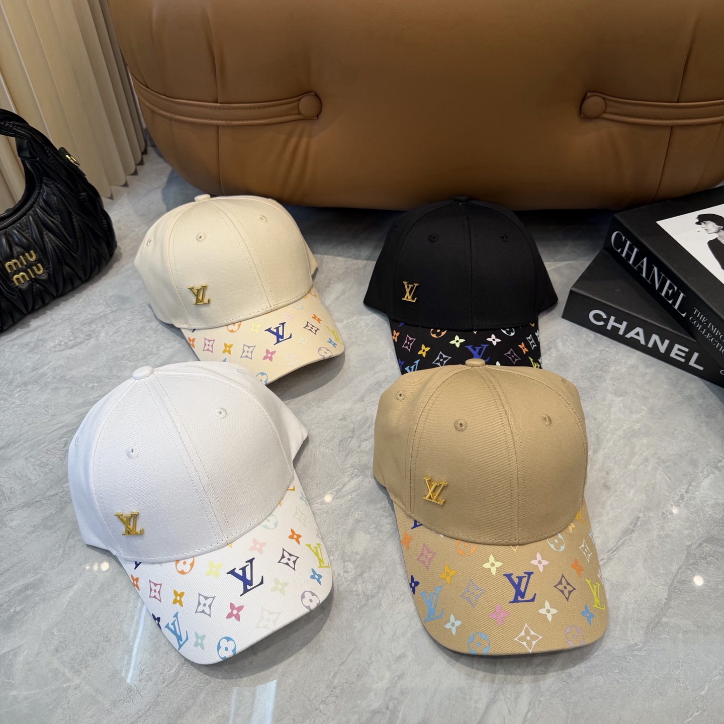 Louis Vuitton 高版 ，刺绣字母棒球帽，非常 的 ，流行的 美，四季可用，出门 ，非常显脸小