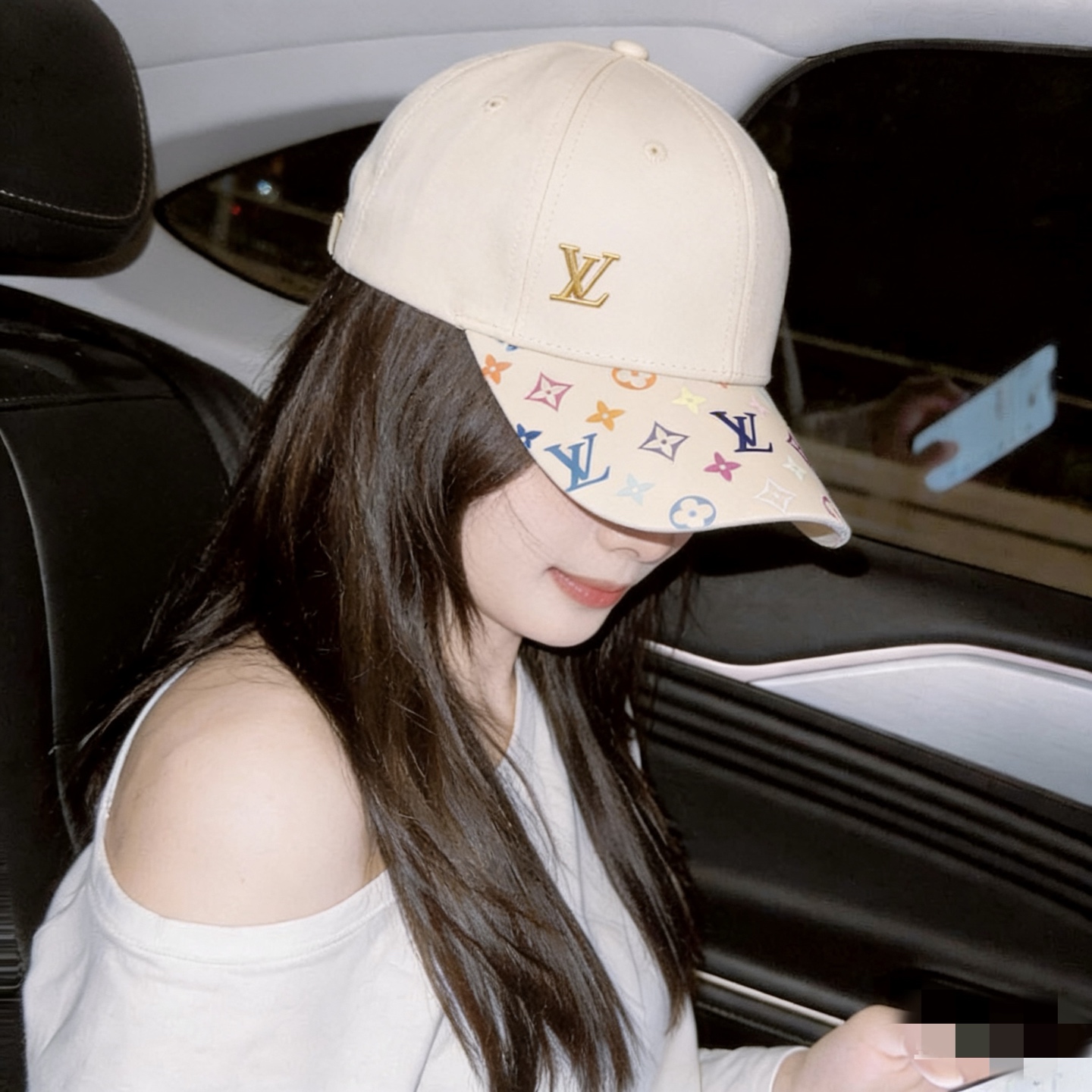Louis Vuitton 高版 ，刺绣字母棒球帽，非常 的 ，流行的 美，四季可用，出门 ，非常显脸小