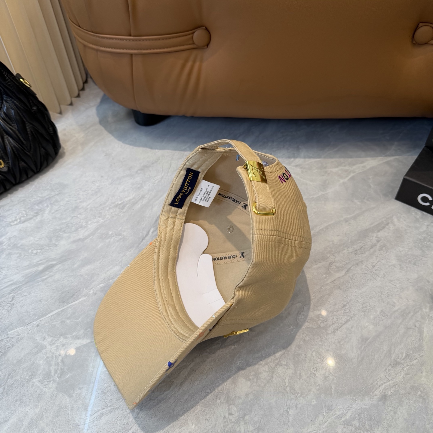 Louis Vuitton 高版 ，刺绣字母棒球帽，非常 的 ，流行的 美，四季可用，出门 ，非常显脸小