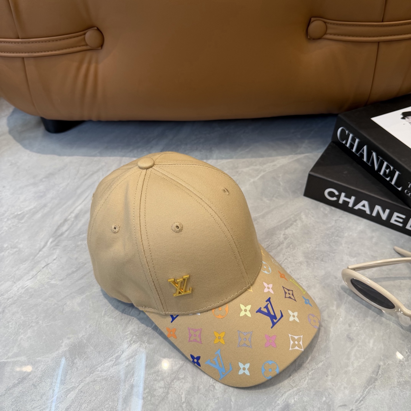 Louis Vuitton 高版 ，刺绣字母棒球帽，非常 的 ，流行的 美，四季可用，出门 ，非常显脸小