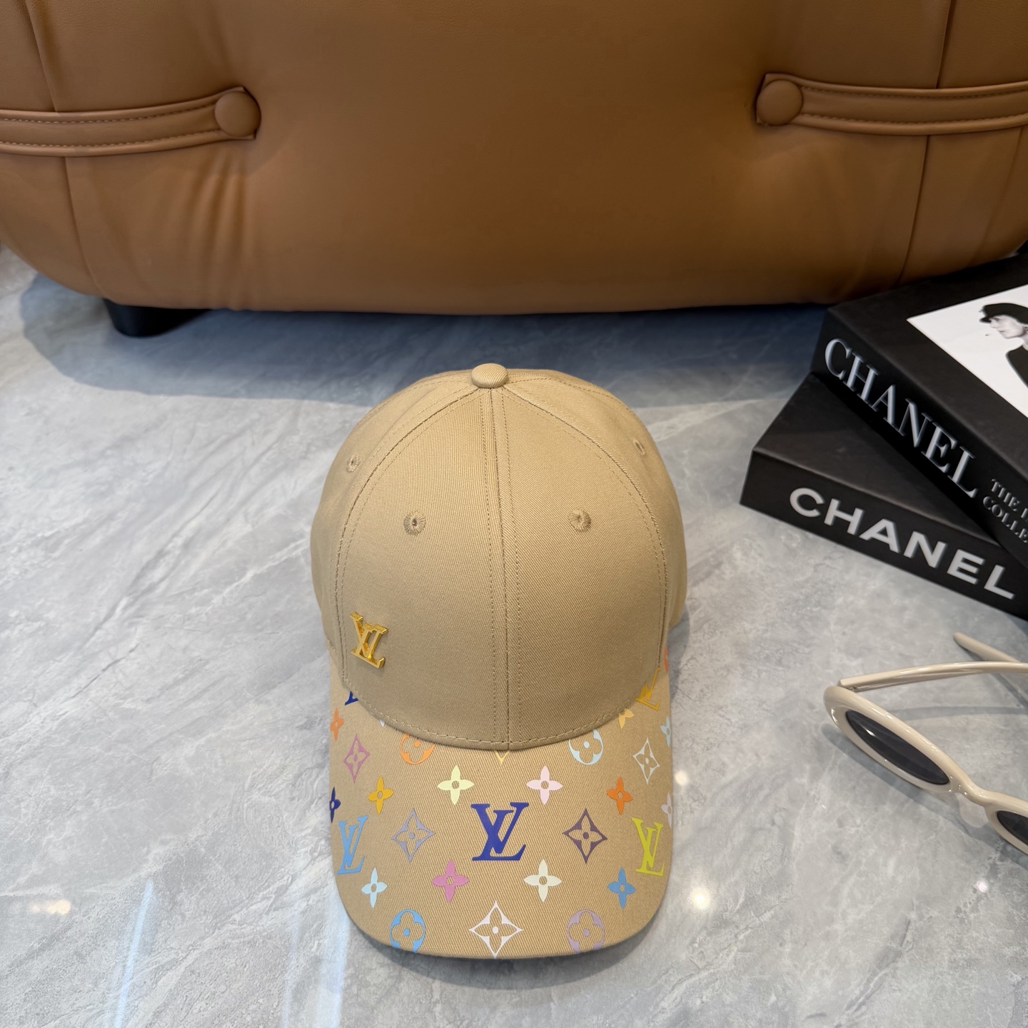Louis Vuitton 高版 ，刺绣字母棒球帽，非常 的 ，流行的 美，四季可用，出门 ，非常显脸小