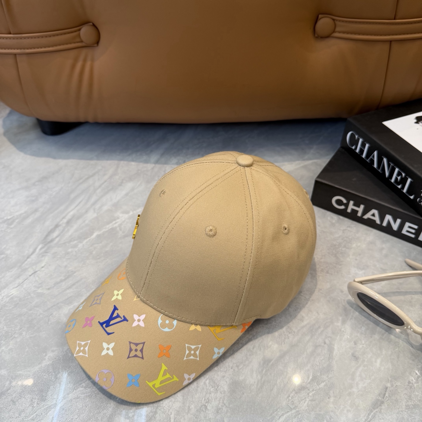 Louis Vuitton 高版 ，刺绣字母棒球帽，非常 的 ，流行的 美，四季可用，出门 ，非常显脸小