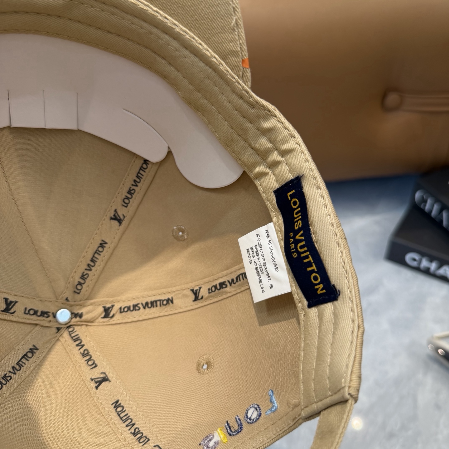 Louis Vuitton 高版 ，刺绣字母棒球帽，非常 的 ，流行的 美，四季可用，出门 ，非常显脸小