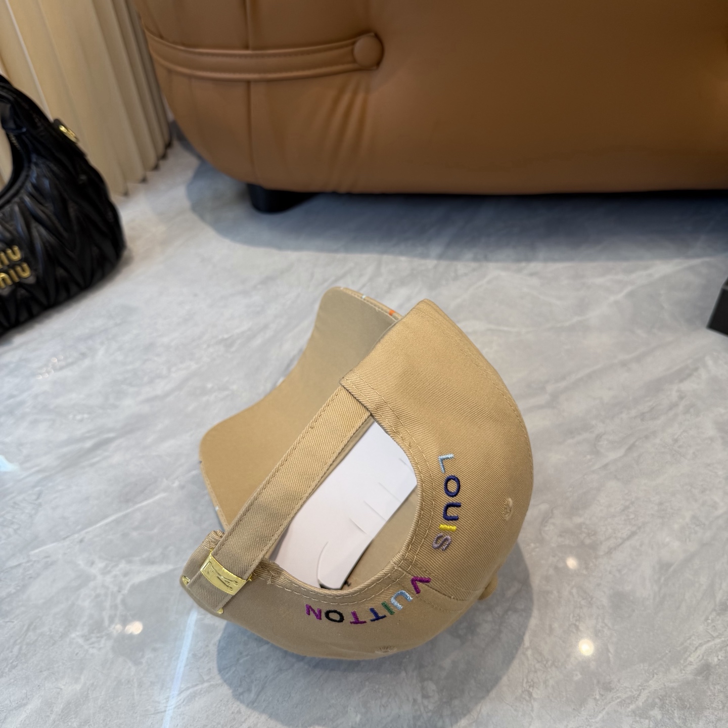 Louis Vuitton 高版 ，刺绣字母棒球帽，非常 的 ，流行的 美，四季可用，出门 ，非常显脸小