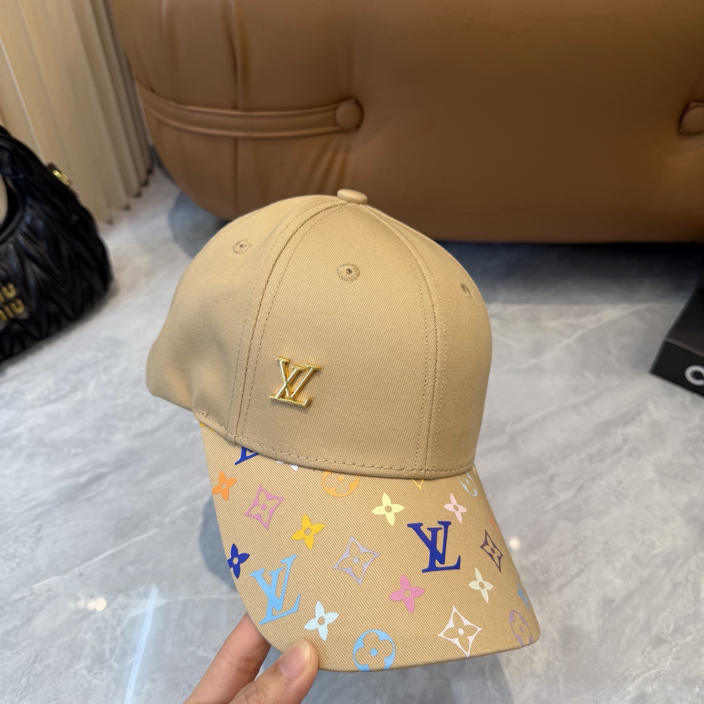 Louis Vuitton 高版 ，刺绣字母棒球帽，非常 的 ，流行的 美，四季可用，出门 ，非常显脸小