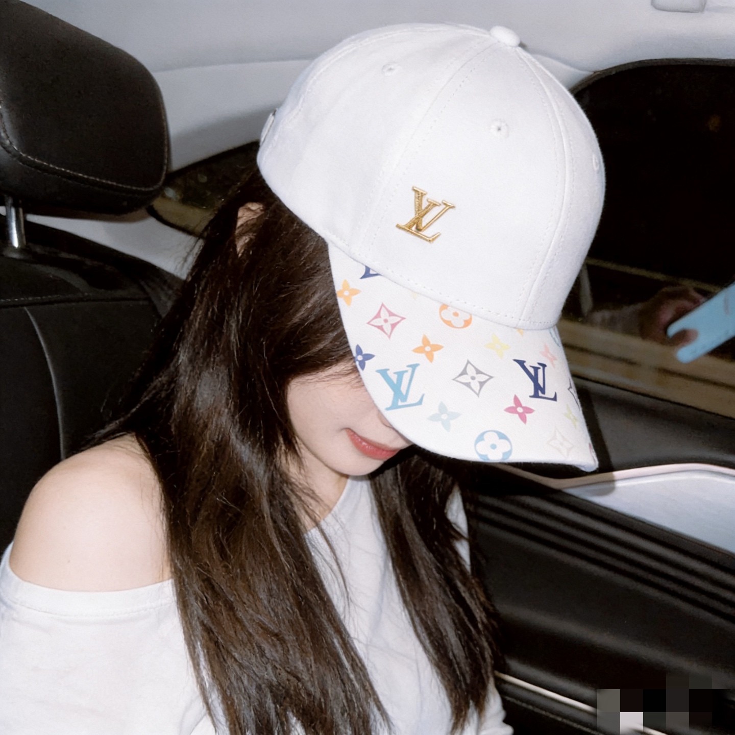 Louis Vuitton 高版 ，刺绣字母棒球帽，非常 的 ，流行的 美，四季可用，出门 ，非常显脸小