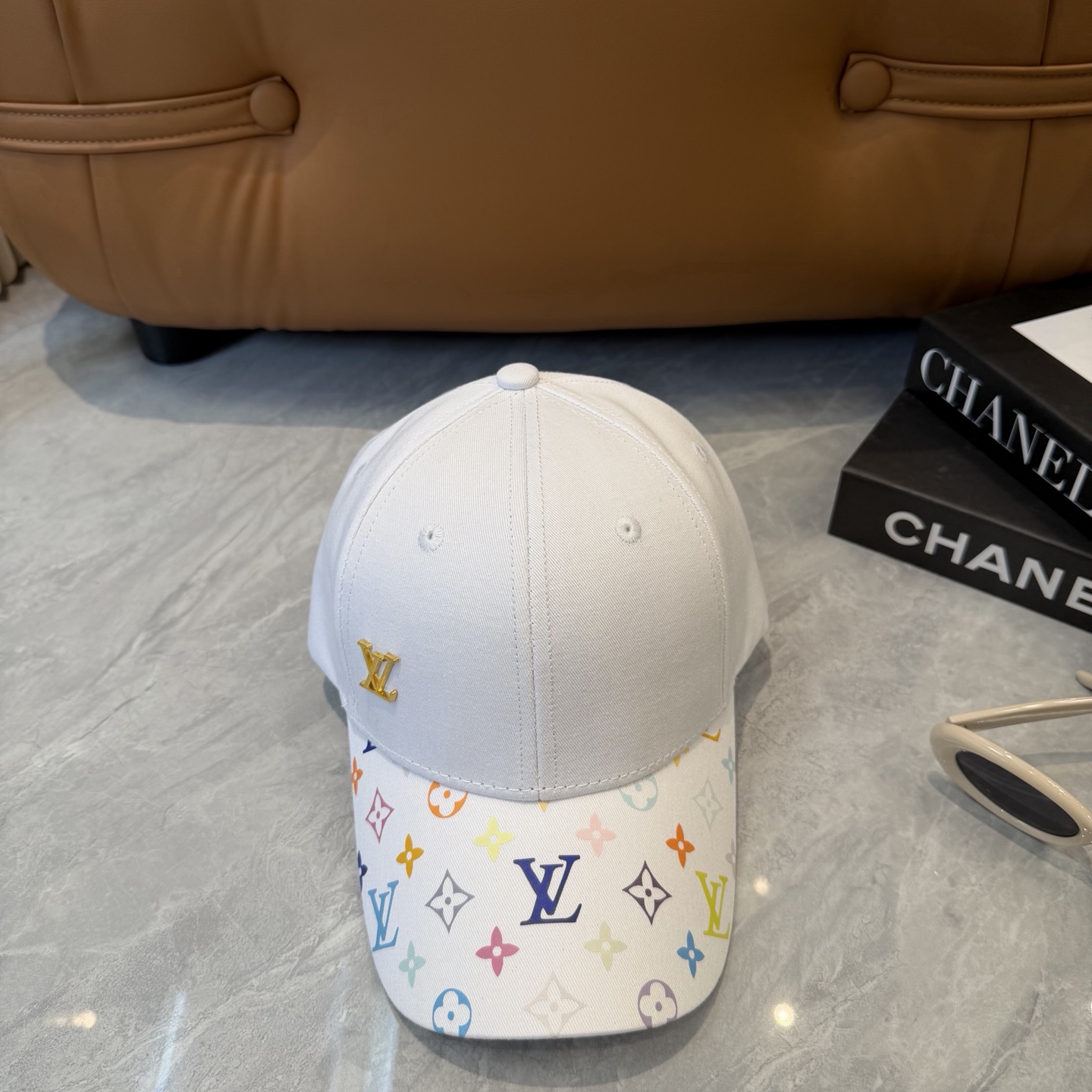 Louis Vuitton 高版 ，刺绣字母棒球帽，非常 的 ，流行的 美，四季可用，出门 ，非常显脸小