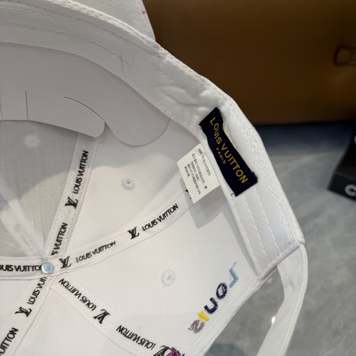Louis Vuitton 高版 ，刺绣字母棒球帽，非常 的 ，流行的 美，四季可用，出门 ，非常显脸小
