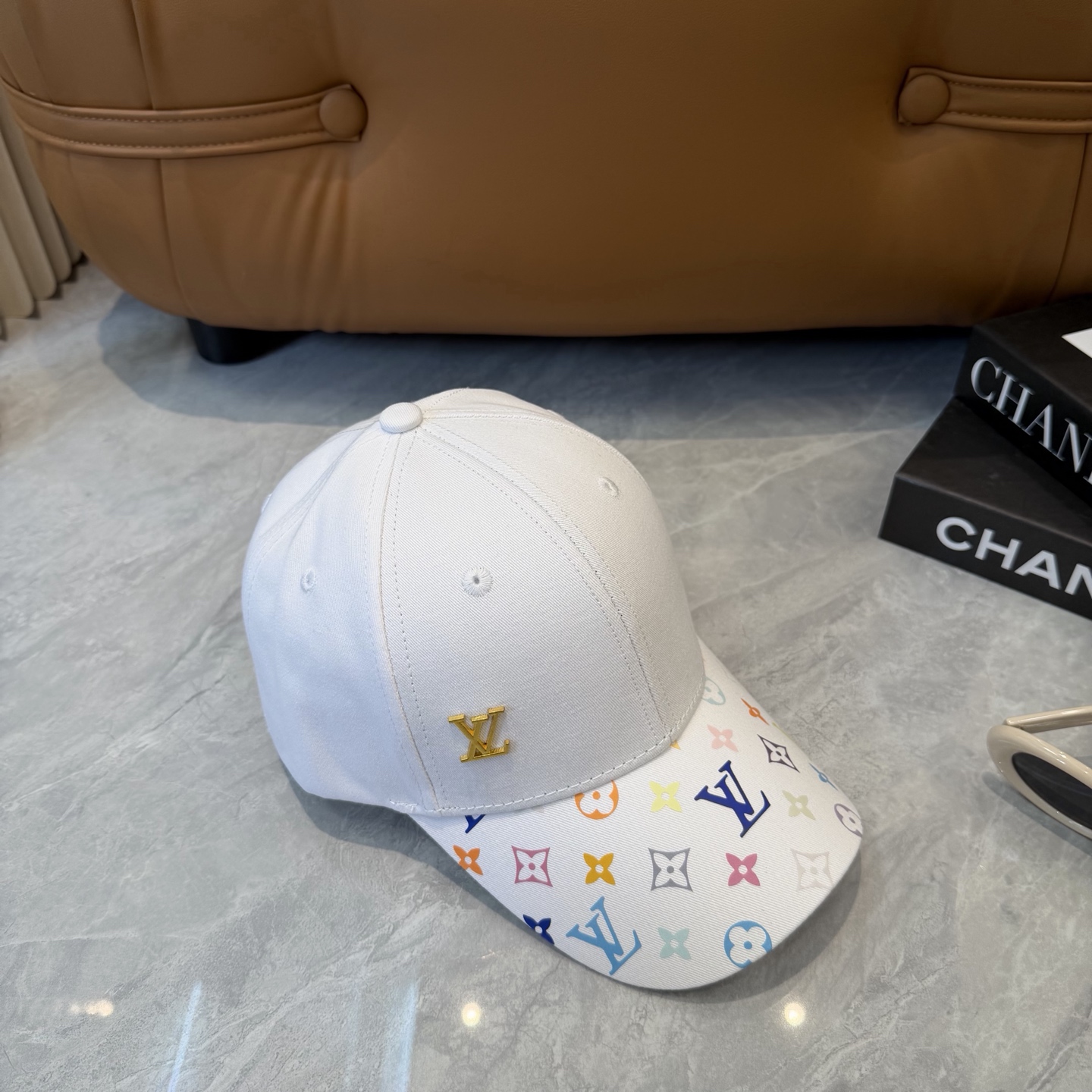 Louis Vuitton 高版 ，刺绣字母棒球帽，非常 的 ，流行的 美，四季可用，出门 ，非常显脸小