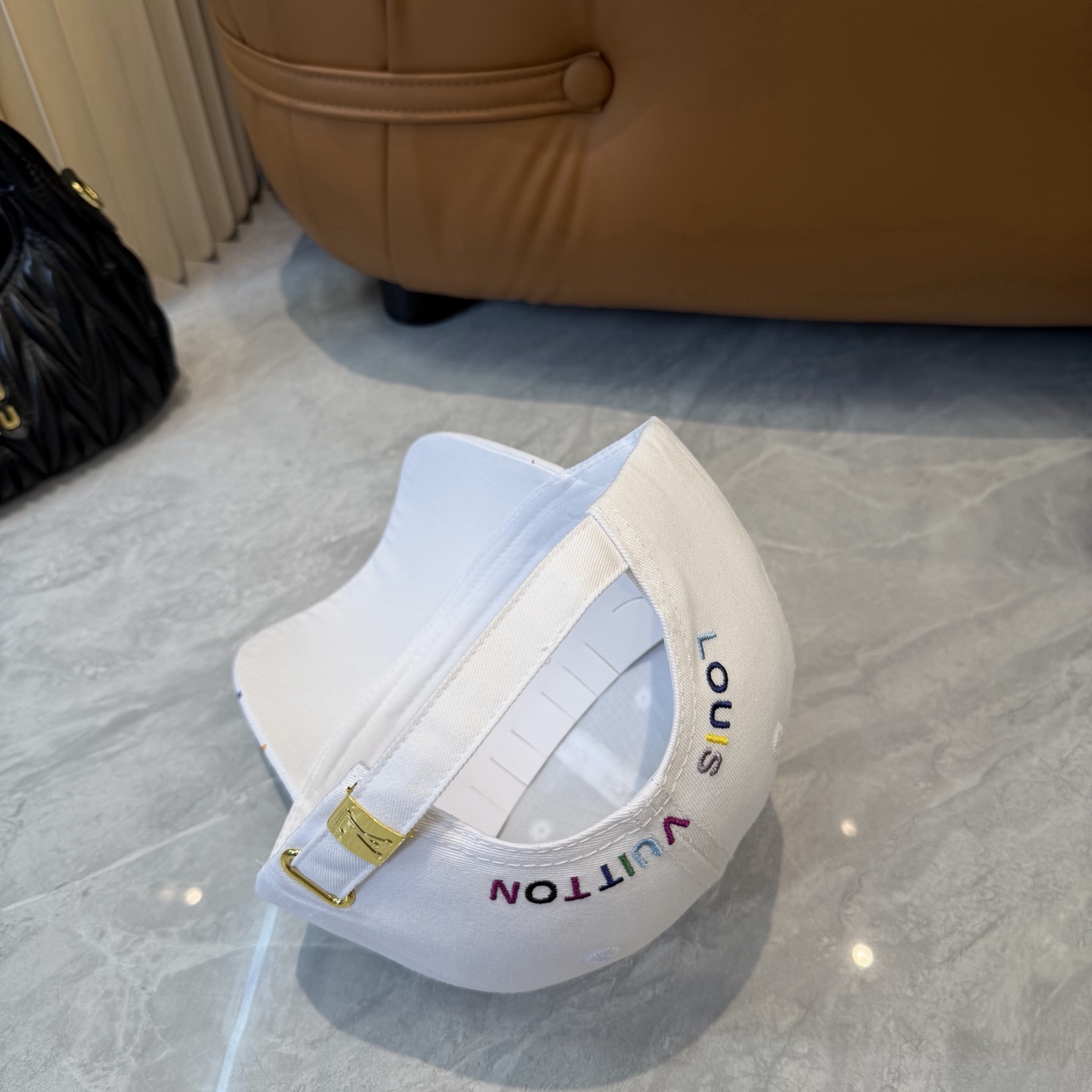 Louis Vuitton 高版 ，刺绣字母棒球帽，非常 的 ，流行的 美，四季可用，出门 ，非常显脸小