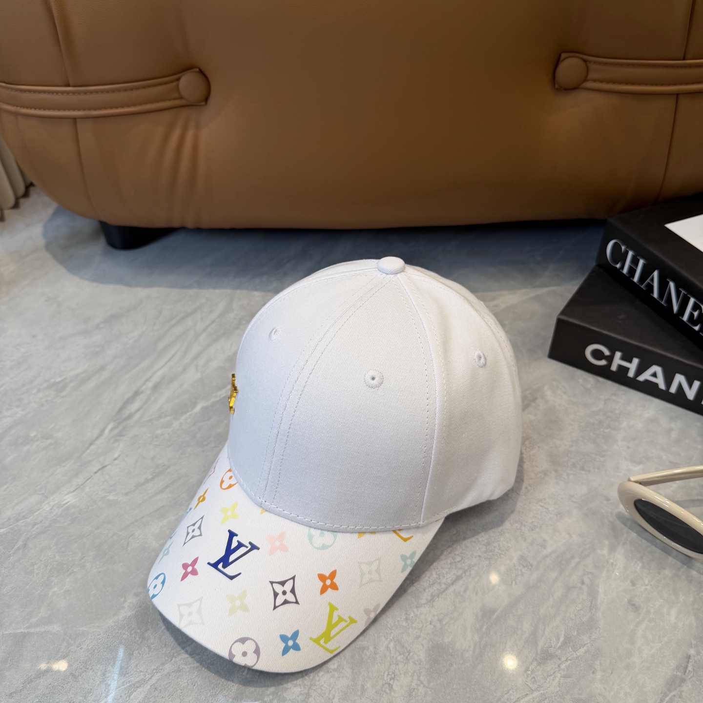 Louis Vuitton 高版 ，刺绣字母棒球帽，非常 的 ，流行的 美，四季可用，出门 ，非常显脸小
