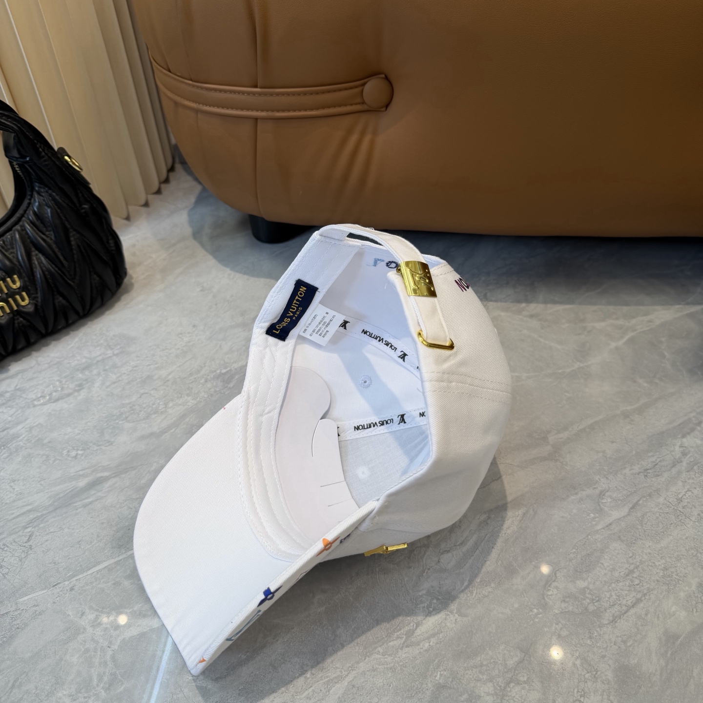 Louis Vuitton 高版 ，刺绣字母棒球帽，非常 的 ，流行的 美，四季可用，出门 ，非常显脸小