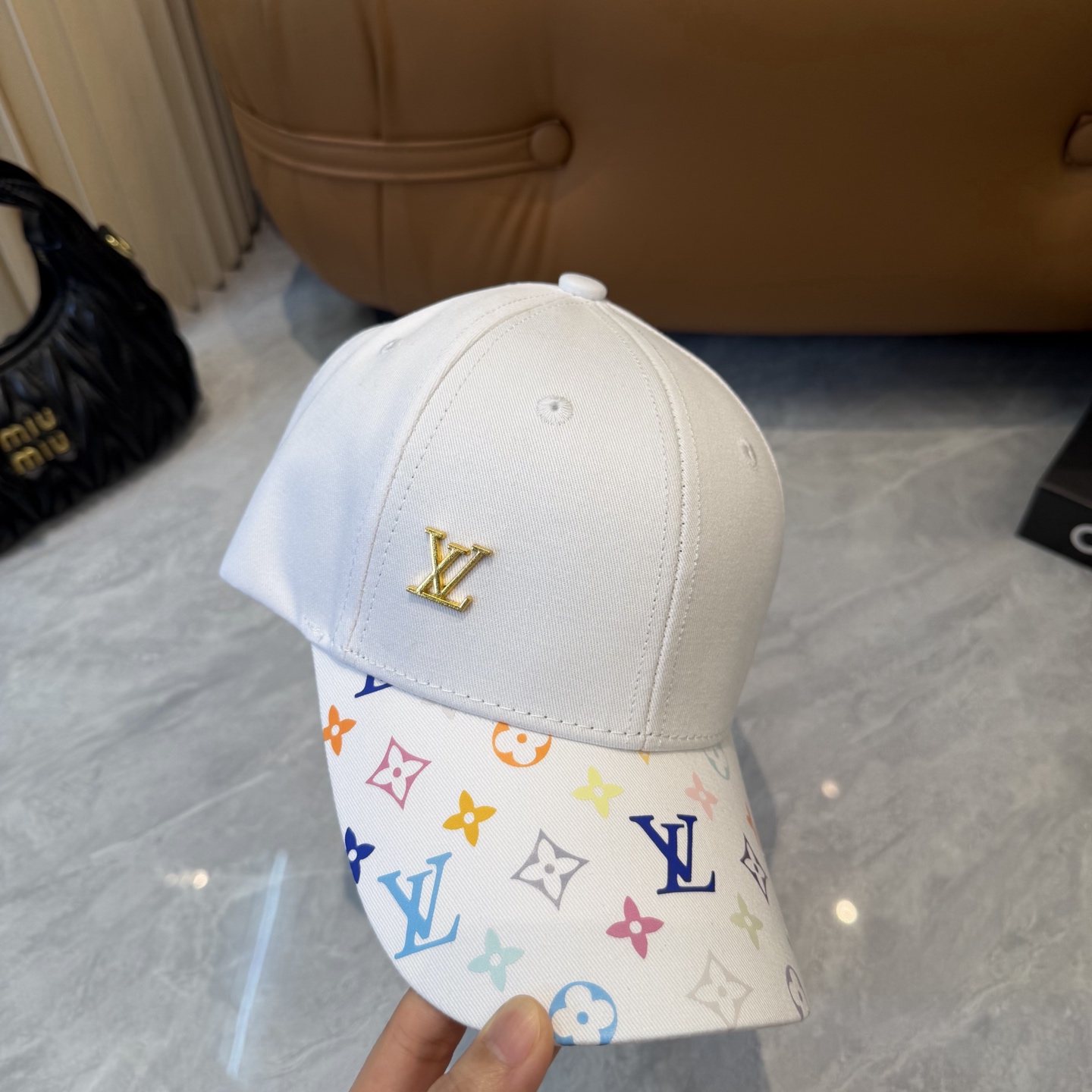 Louis Vuitton 高版 ，刺绣字母棒球帽，非常 的 ，流行的 美，四季可用，出门 ，非常显脸小