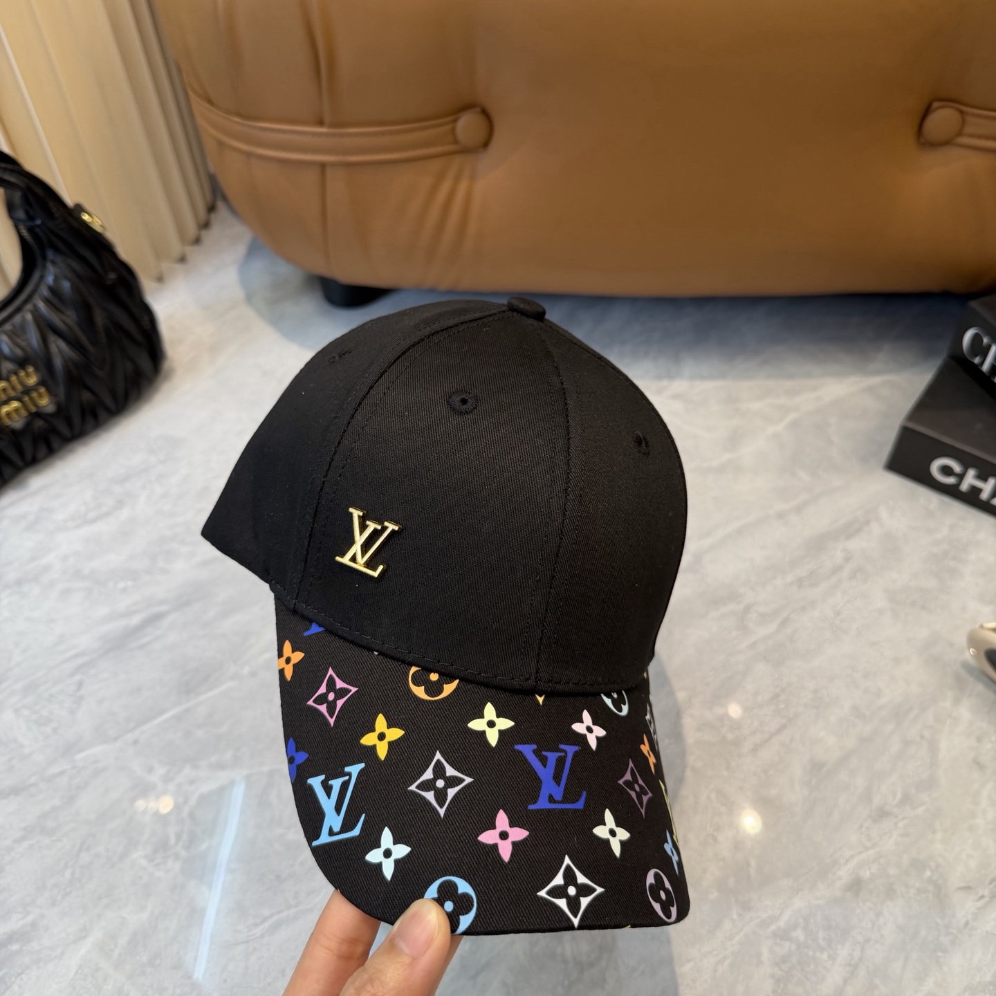 Louis Vuitton 高版 ，刺绣字母棒球帽，非常 的 ，流行的 美，四季可用，出门 ，非常显脸小