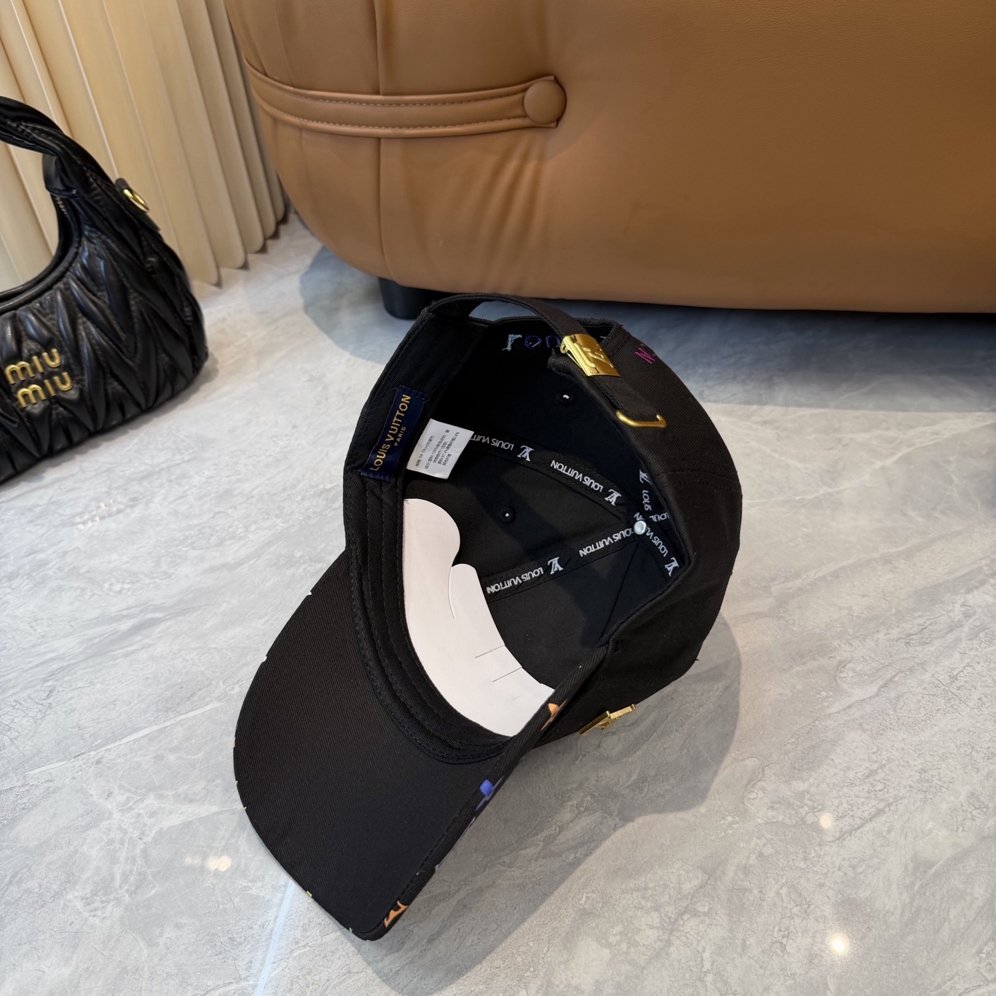 Louis Vuitton 高版 ，刺绣字母棒球帽，非常 的 ，流行的 美，四季可用，出门 ，非常显脸小