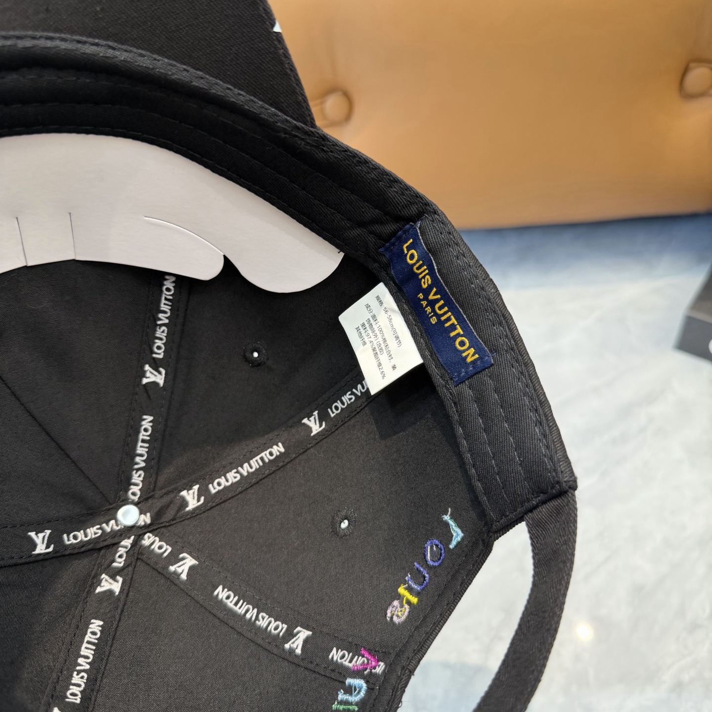 Louis Vuitton 高版 ，刺绣字母棒球帽，非常 的 ，流行的 美，四季可用，出门 ，非常显脸小