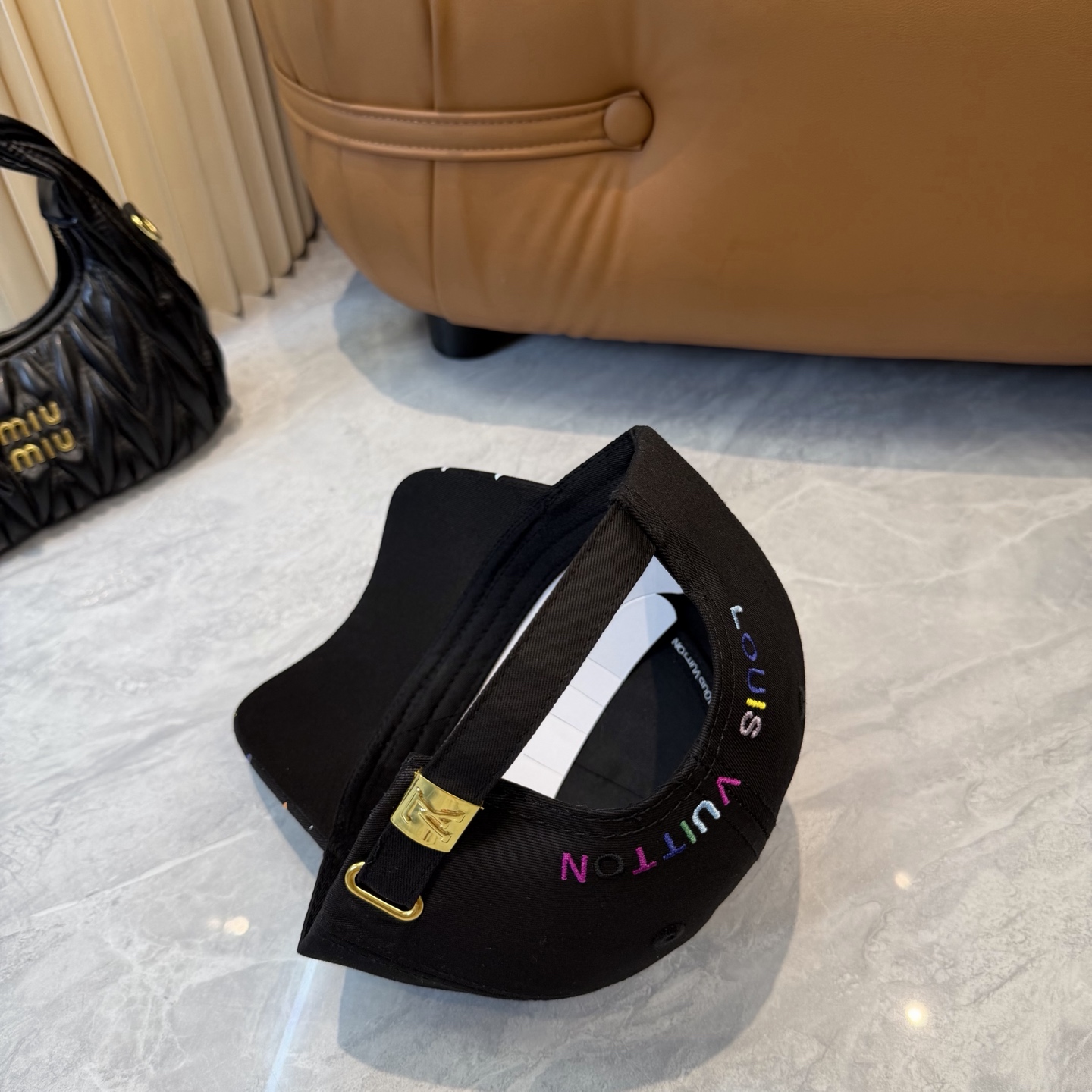 Louis Vuitton 高版 ，刺绣字母棒球帽，非常 的 ，流行的 美，四季可用，出门 ，非常显脸小