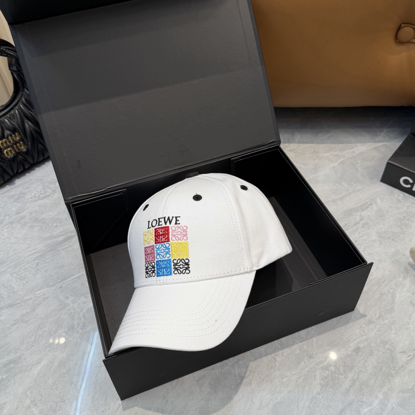 Loewe 配防尘袋【罗意威】新款刺绣棒球帽， 同步 ， 款超好搭配，赶紧入手