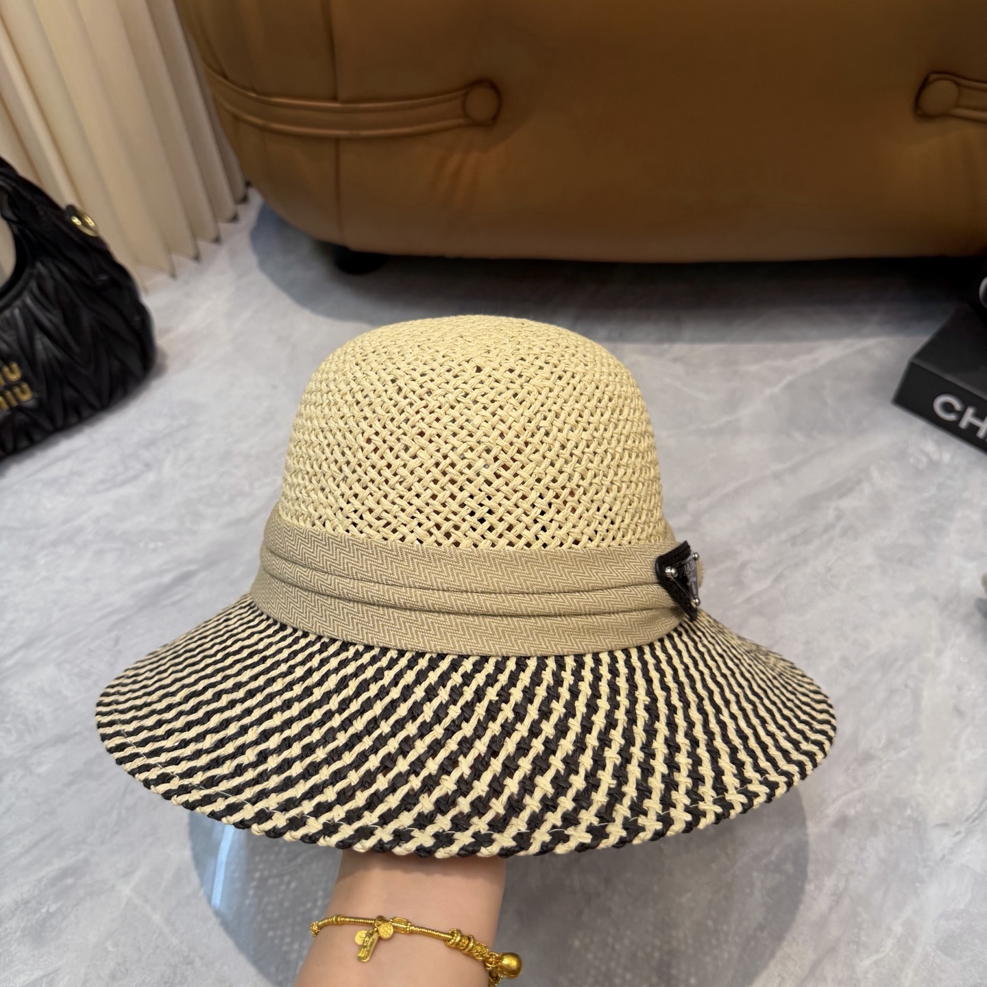 Prada 普拉达 度假logo 一顶 有品位的草帽了~出街首选 帽型超美腻夏天沙滩度假者或日常防晒，绝对时是髦刚需品
