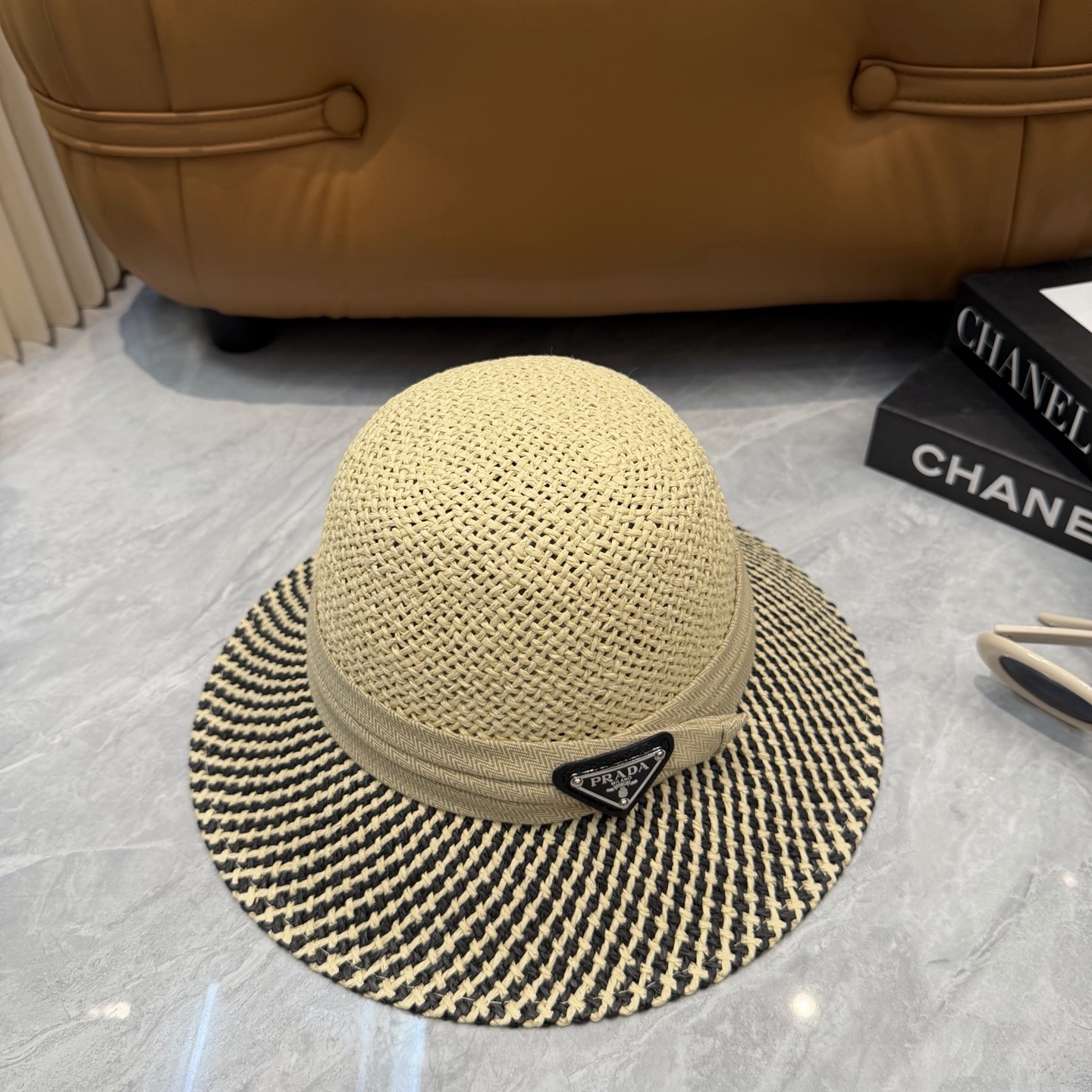 Prada 普拉达 度假logo 一顶 有品位的草帽了~出街首选 帽型超美腻夏天沙滩度假者或日常防晒，绝对时是髦刚需品