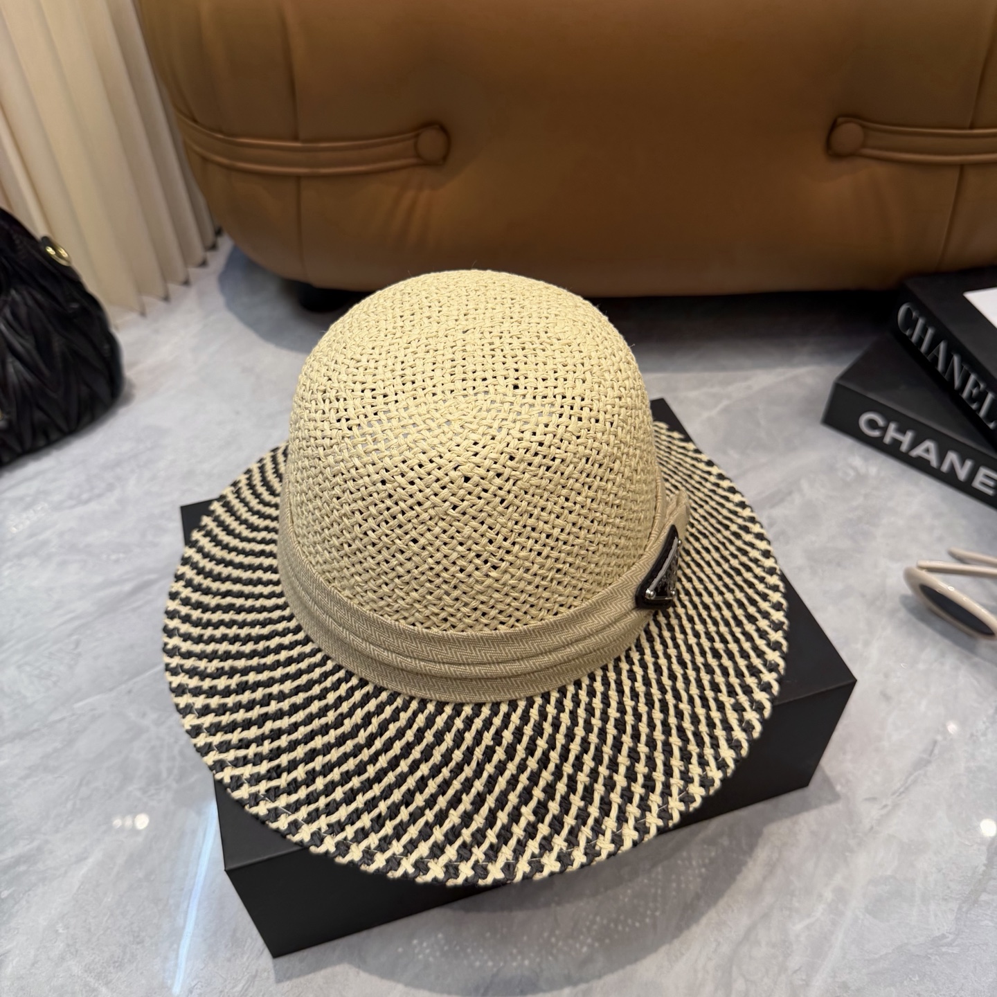 Prada 普拉达 度假logo 一顶 有品位的草帽了~出街首选 帽型超美腻夏天沙滩度假者或日常防晒，绝对时是髦刚需品