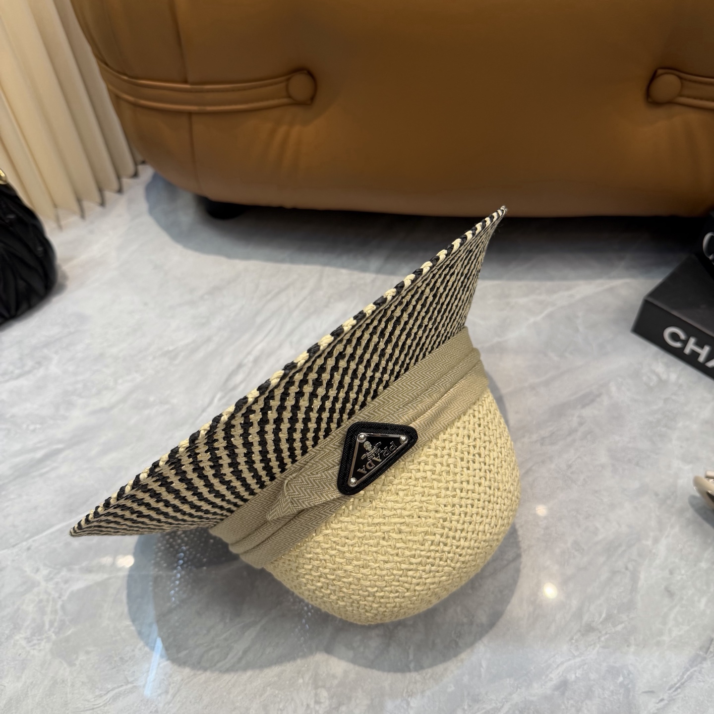 Prada 普拉达 度假logo 一顶 有品位的草帽了~出街首选 帽型超美腻夏天沙滩度假者或日常防晒，绝对时是髦刚需品