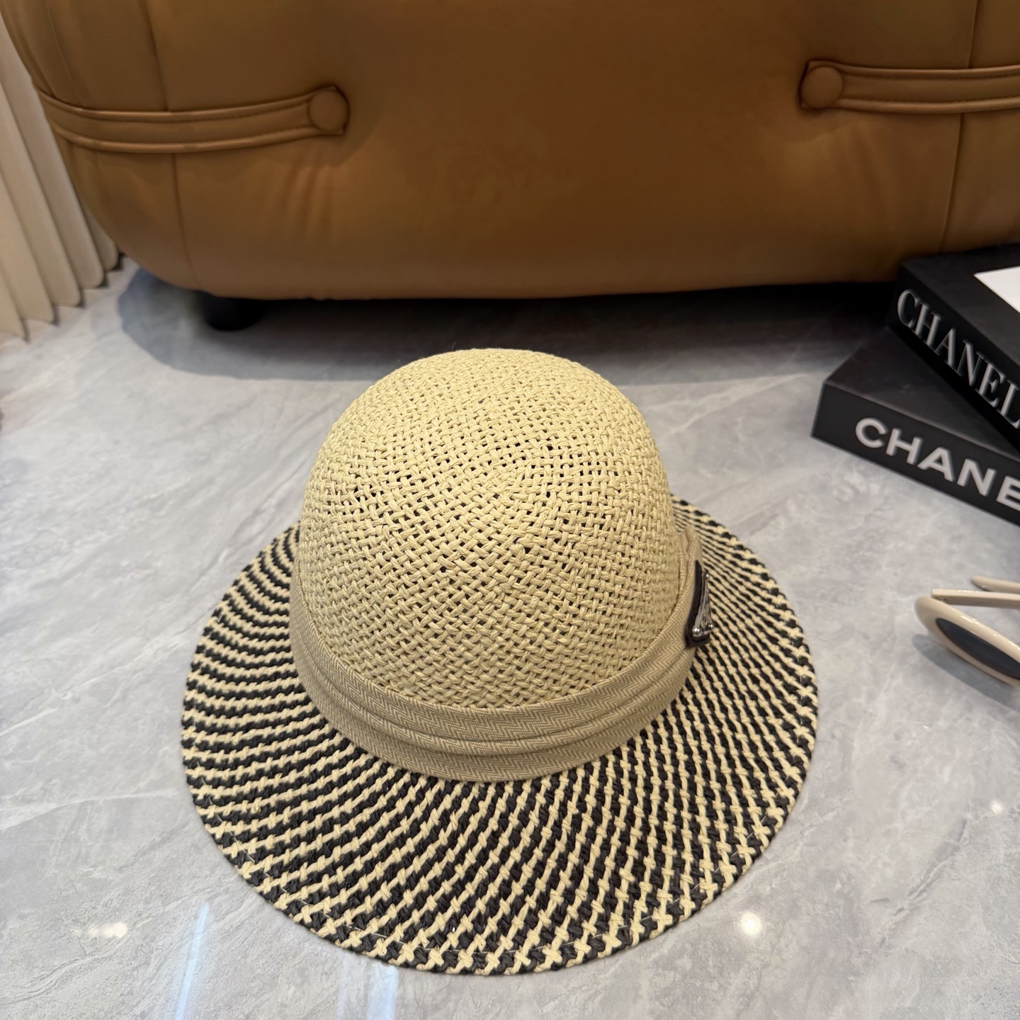 Prada 普拉达 度假logo 一顶 有品位的草帽了~出街首选 帽型超美腻夏天沙滩度假者或日常防晒，绝对时是髦刚需品