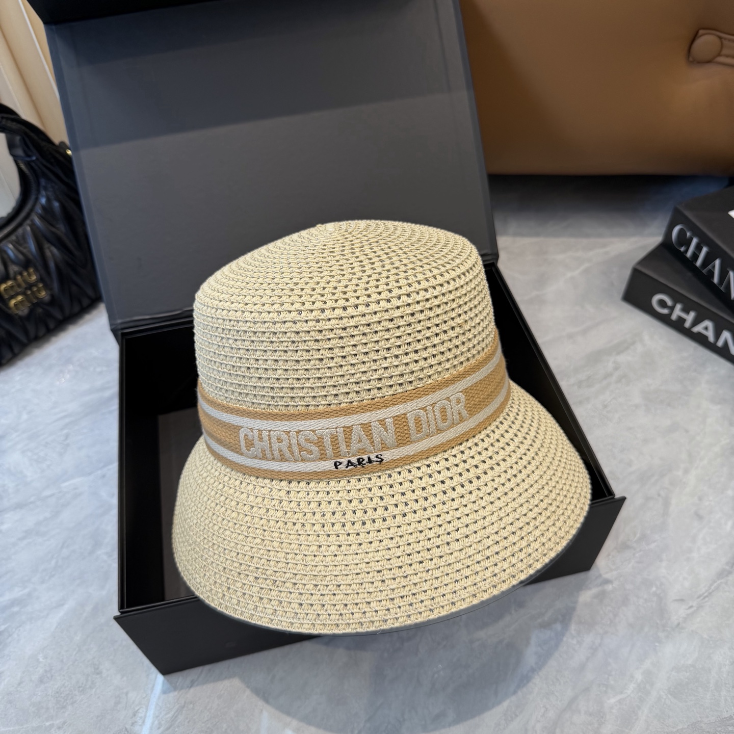 Dior 配防尘袋. 【DIOR迪奥】2026新款 织带百搭盆帽草帽，出街日常单品