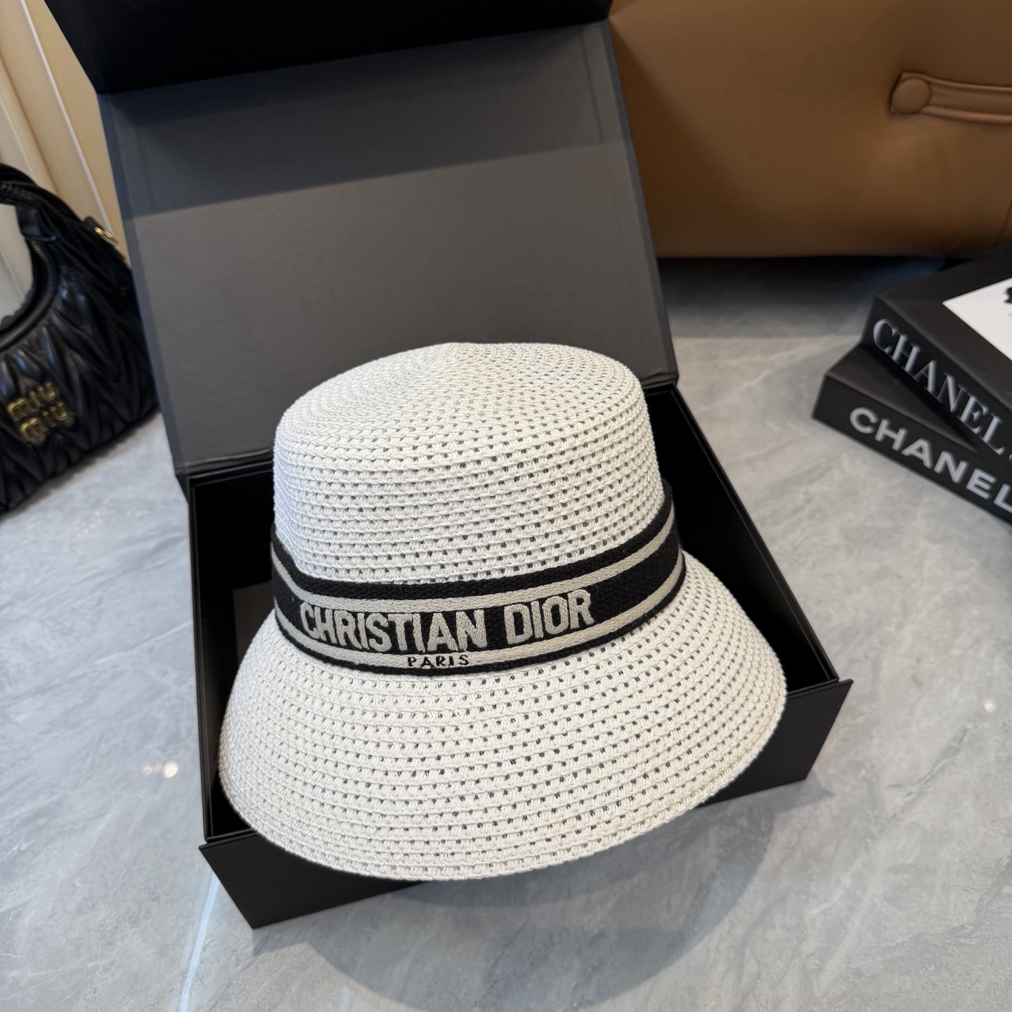 Dior 配防尘袋. 【DIOR迪奥】2026新款 织带百搭盆帽草帽，出街日常单品