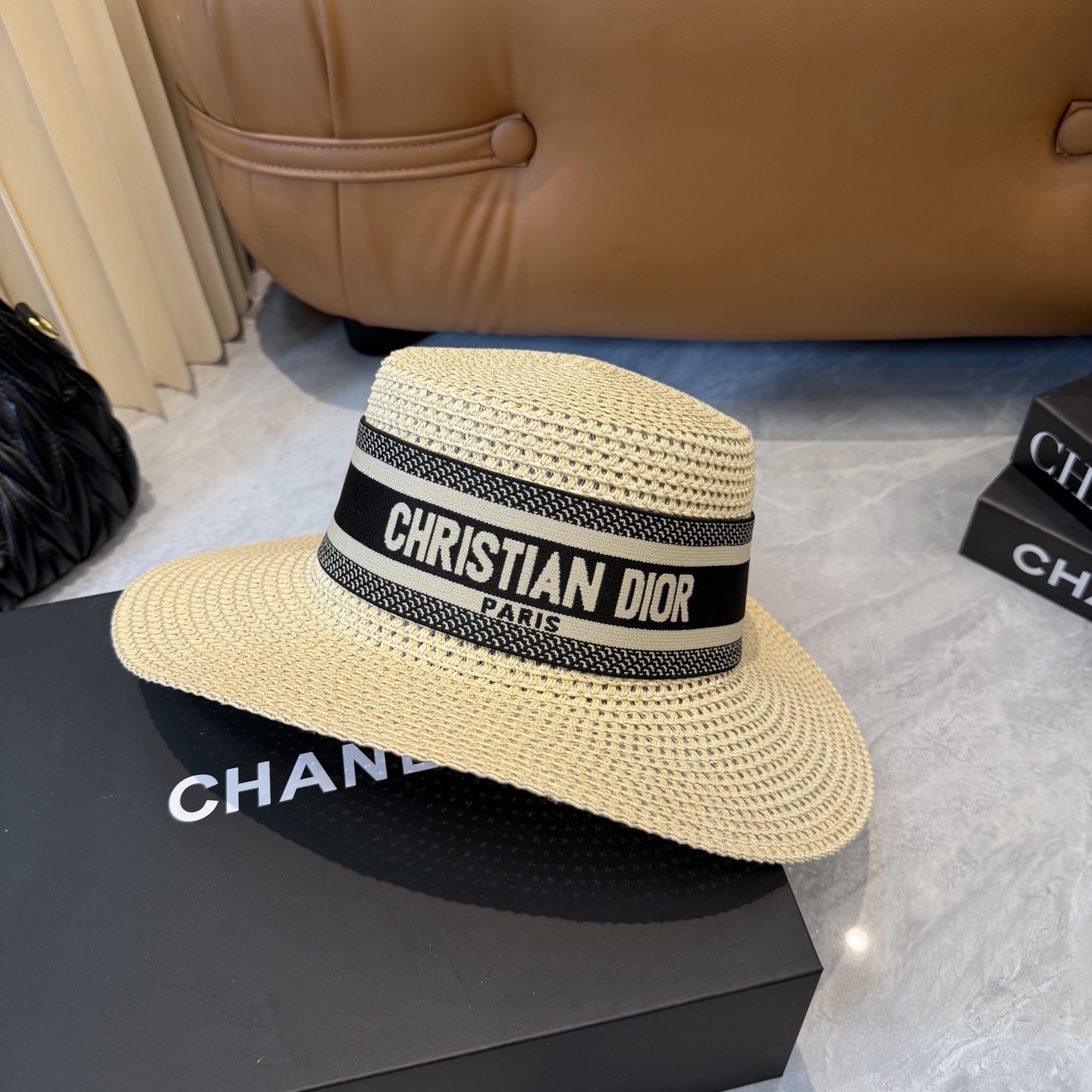 Dior 配防尘袋. 【DIOR迪奥】2026新款 织带百搭平顶草帽，出街日常单品