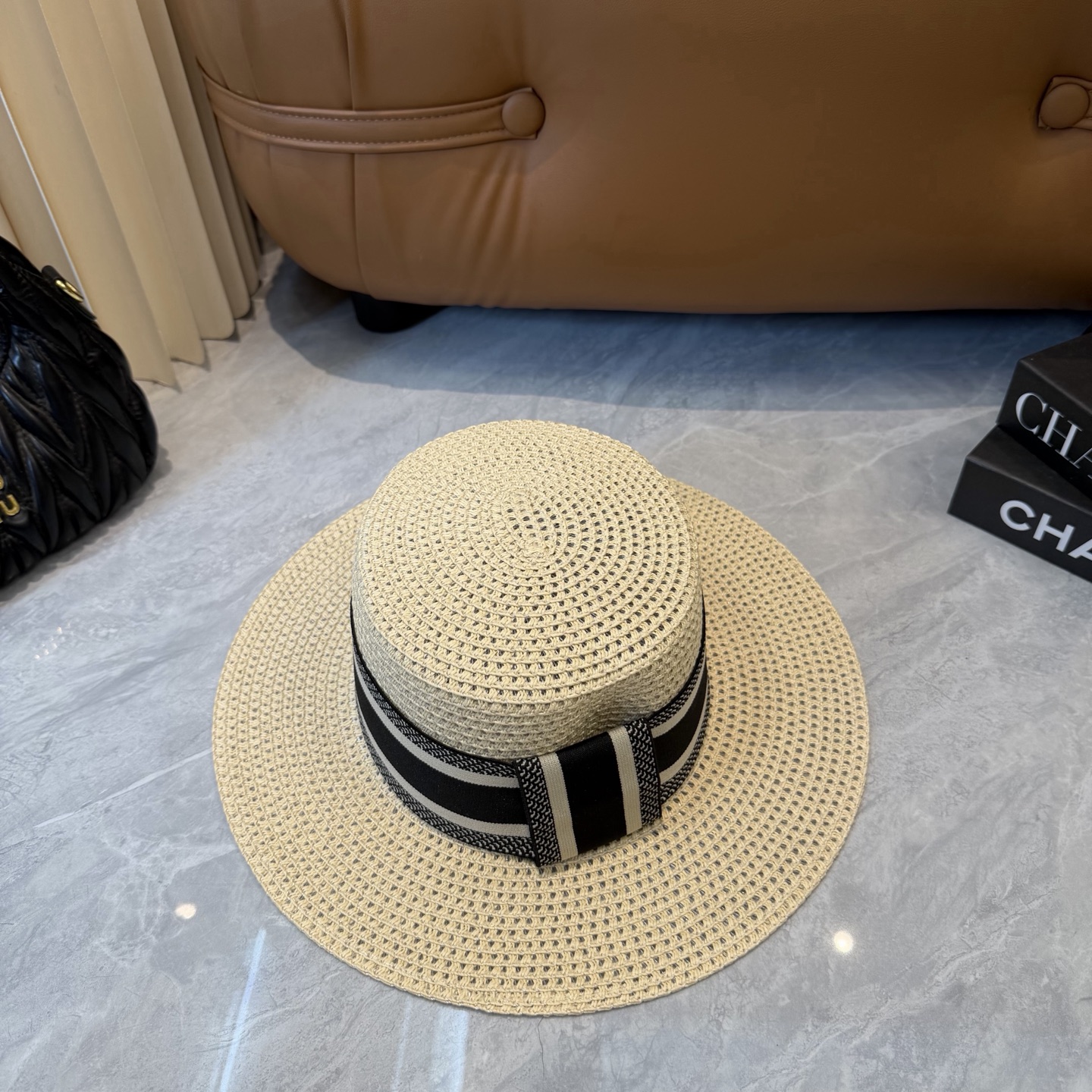 Dior 配防尘袋. 【DIOR迪奥】2026新款 织带百搭平顶草帽，出街日常单品