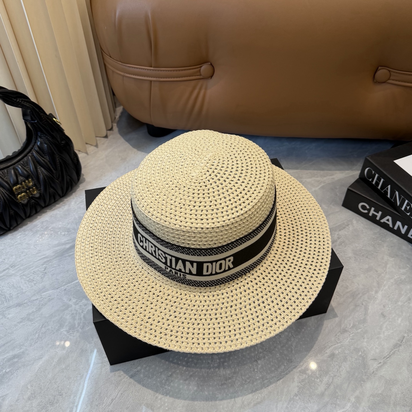 Dior 配防尘袋. 【DIOR迪奥】2026新款 织带百搭平顶草帽，出街日常单品