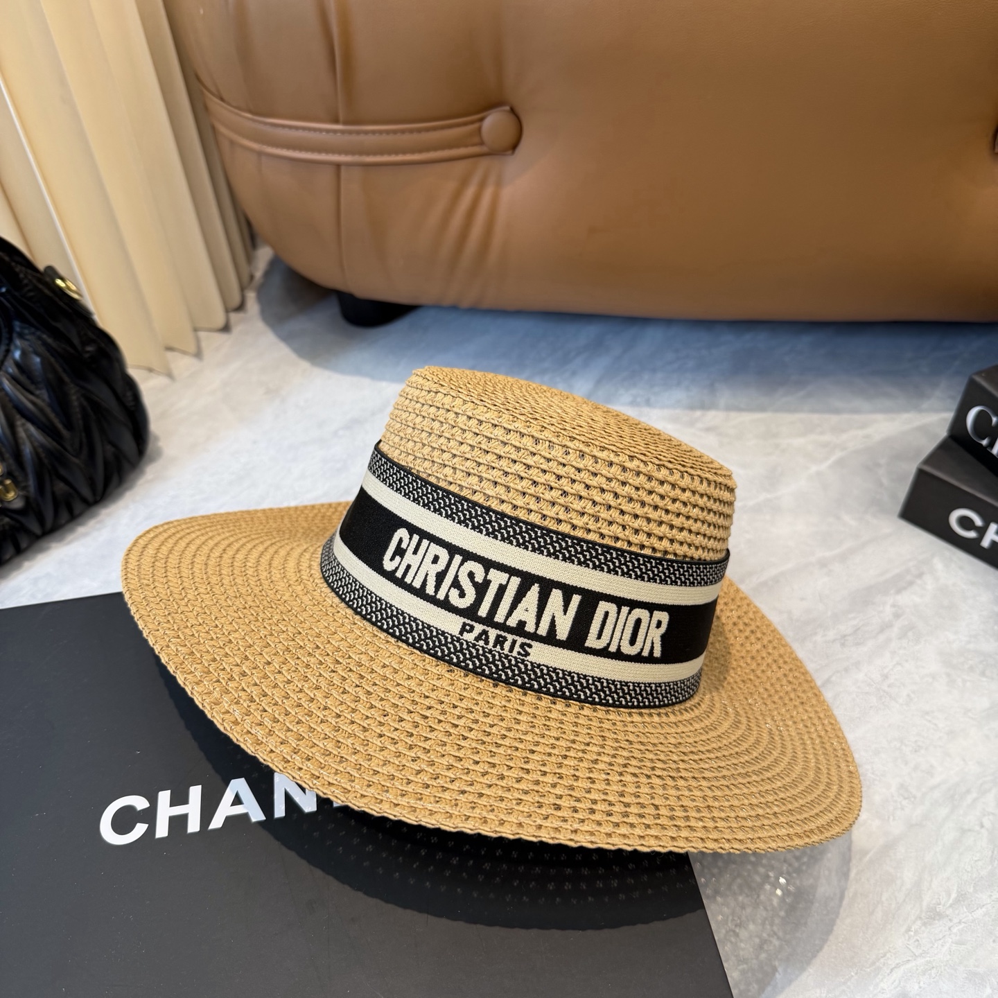 Dior 配防尘袋. 【DIOR迪奥】2026新款 织带百搭平顶草帽，出街日常单品